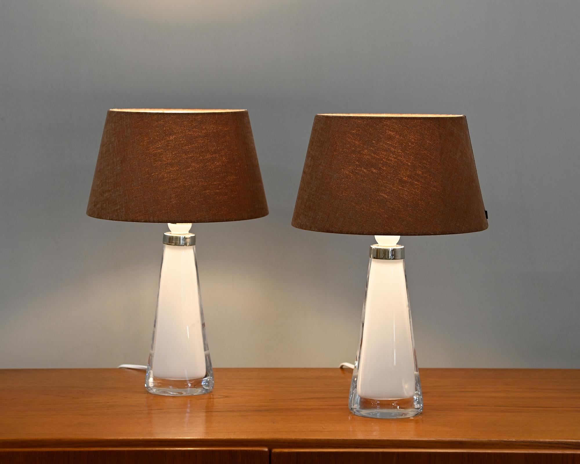Carl Fagerlund lampes de table en verre blanc et abat-jour ocre foncé pour Orrefors Suède Bon état - En vente à Amsterdam, NL