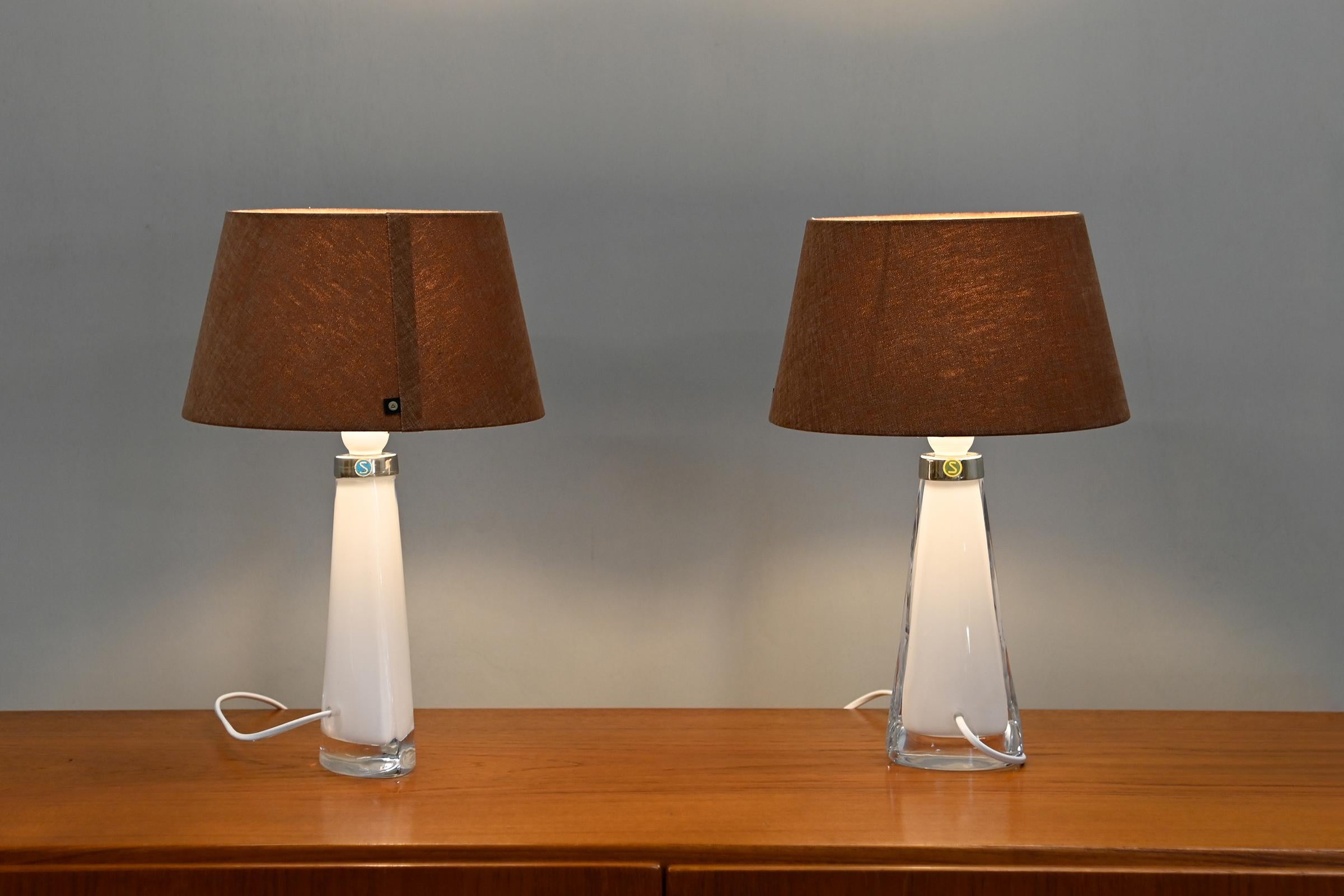 Métal Carl Fagerlund lampes de table en verre blanc et abat-jour ocre foncé pour Orrefors Suède en vente