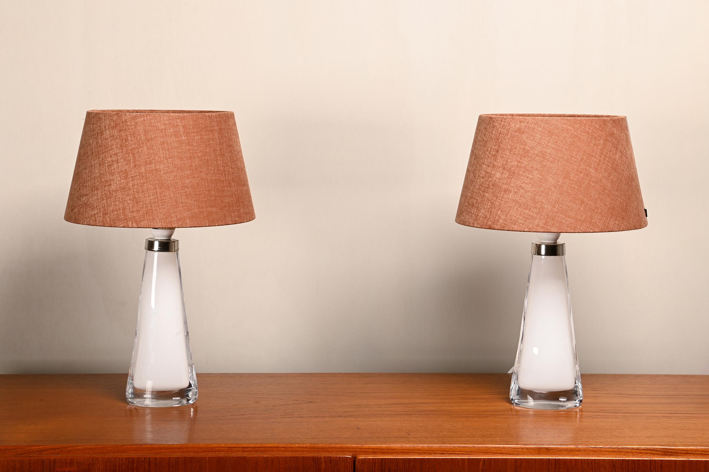 Carl Fagerlund lampes de table en verre blanc et abat-jour ocre foncé pour Orrefors Suède en vente 1