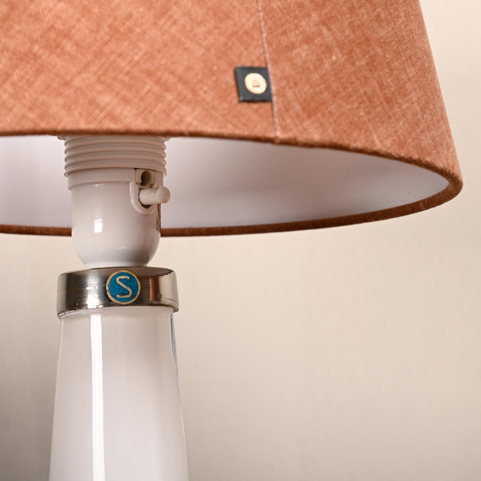 Carl Fagerlund lampes de table en verre blanc et abat-jour ocre foncé pour Orrefors Suède en vente 2