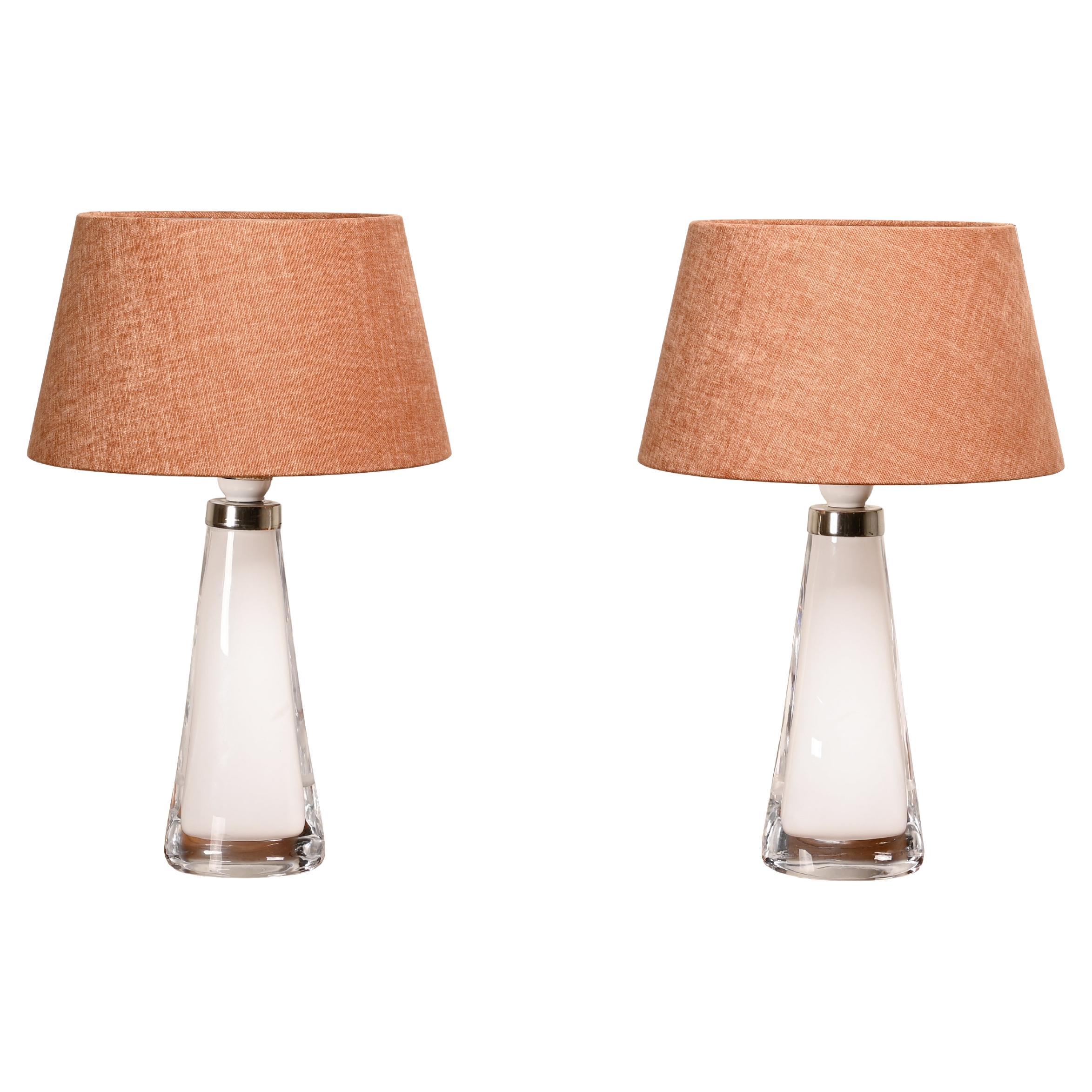 Carl Fagerlund lampes de table en verre blanc et abat-jour ocre foncé pour Orrefors Suède