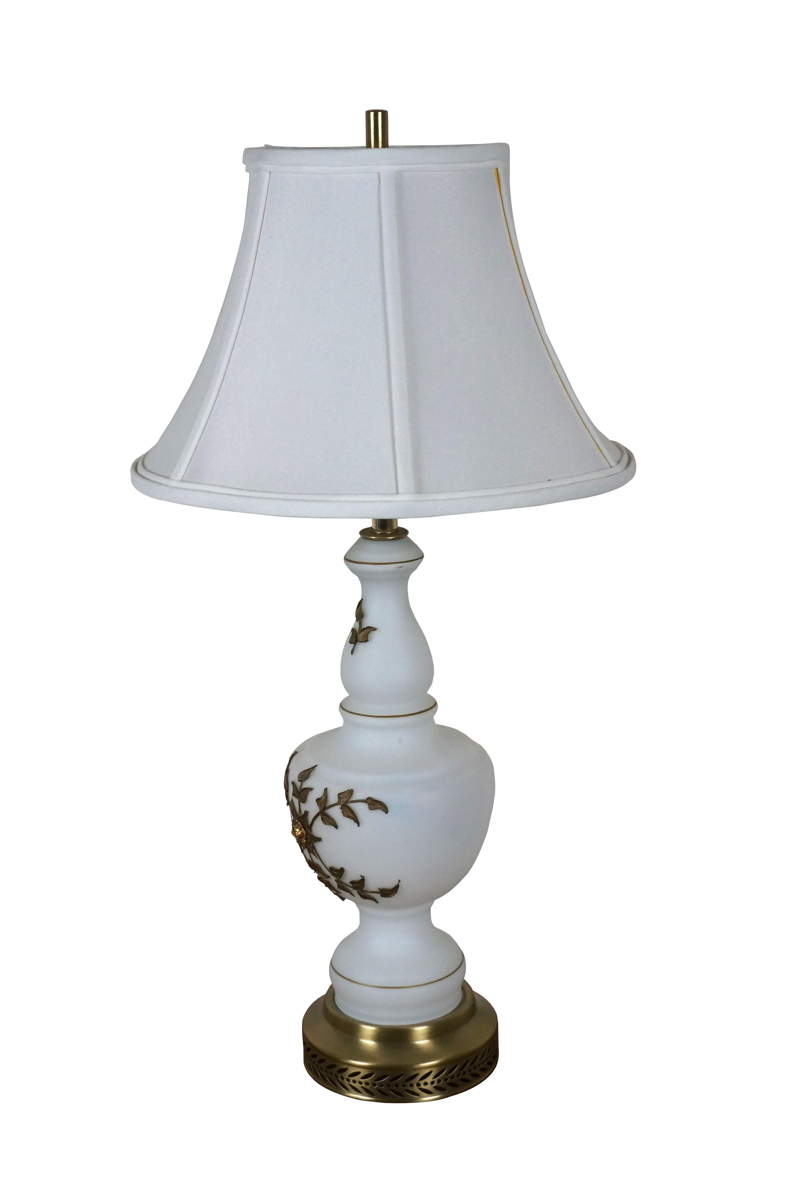 Lampe de table en verre blanc dépoli de style Carl Falkenstein / Hollywood Regency du milieu du 20e siècle, avec une base en laiton percée de feuilles et un motif de fleurs et de feuilles en bronze appliqué. Comprend une harpe, un épi de faîtage en