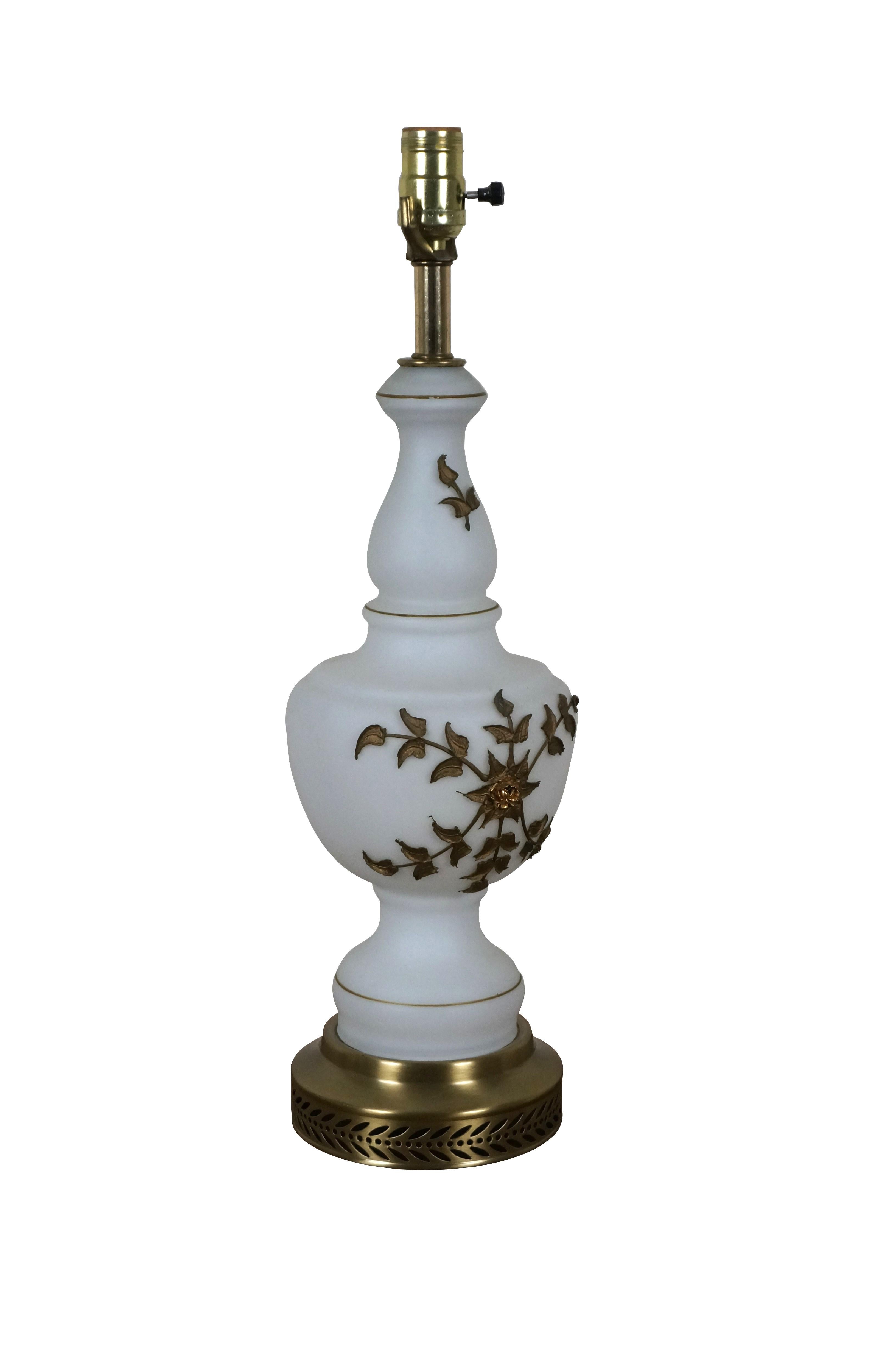 Mid-Century Modern Carl Falkenstein Hollywood Regency lampe de table à fleurs en verre dépoli et bronze 29 pouces en vente