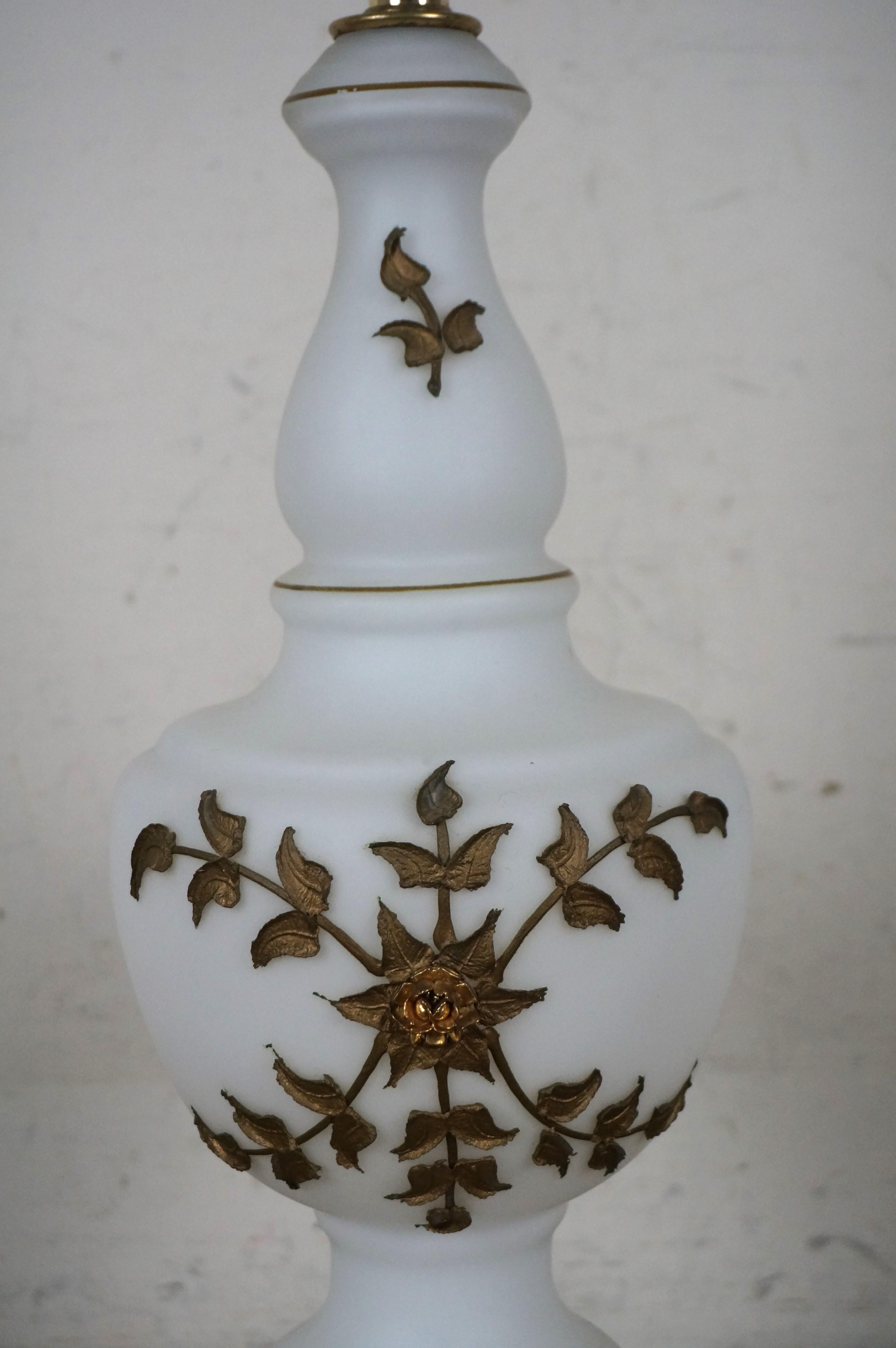 20ième siècle Carl Falkenstein Hollywood Regency lampe de table à fleurs en verre dépoli et bronze 29 pouces en vente