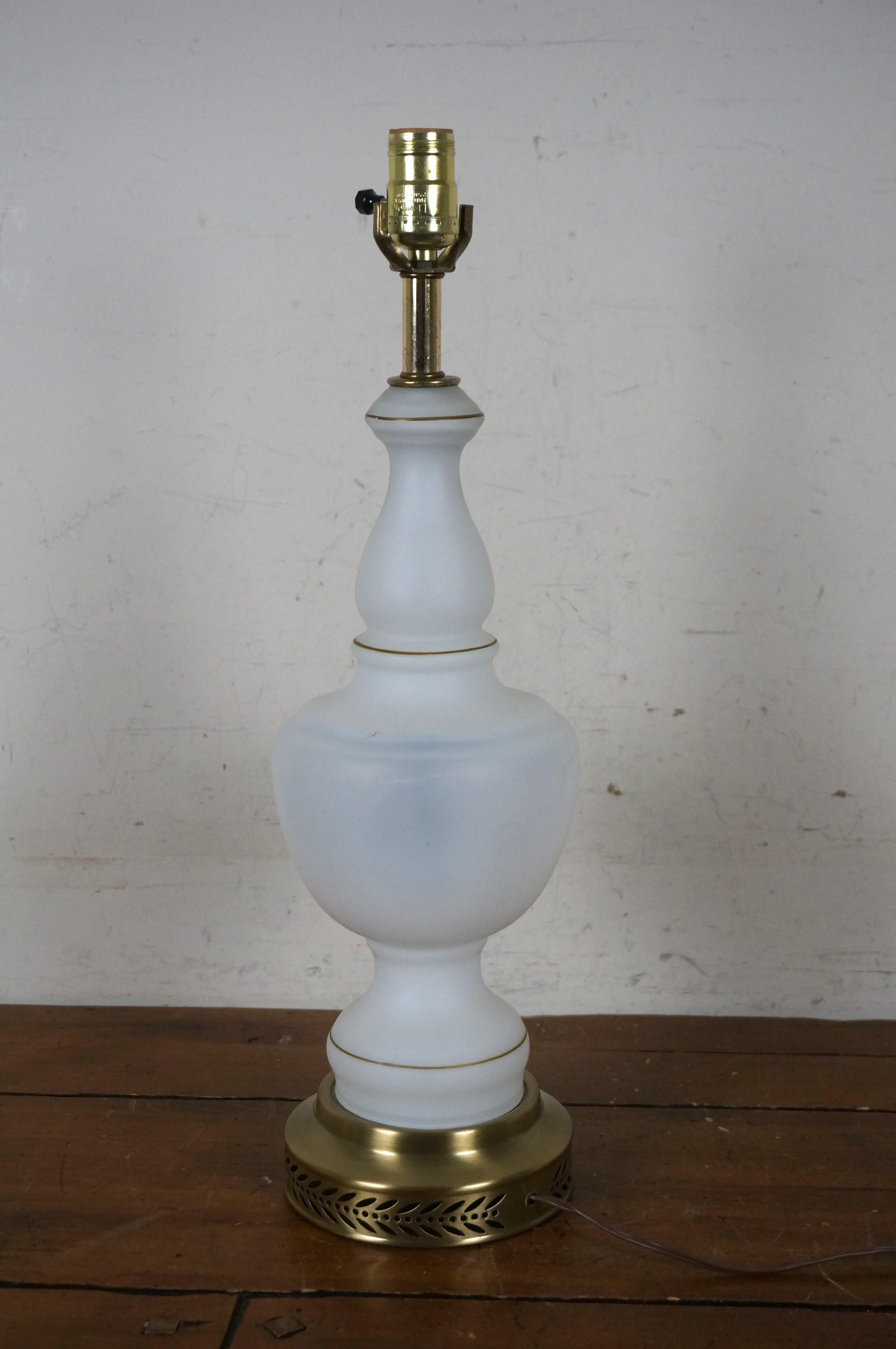 Bronze Carl Falkenstein Hollywood Regency lampe de table à fleurs en verre dépoli et bronze 29 pouces en vente