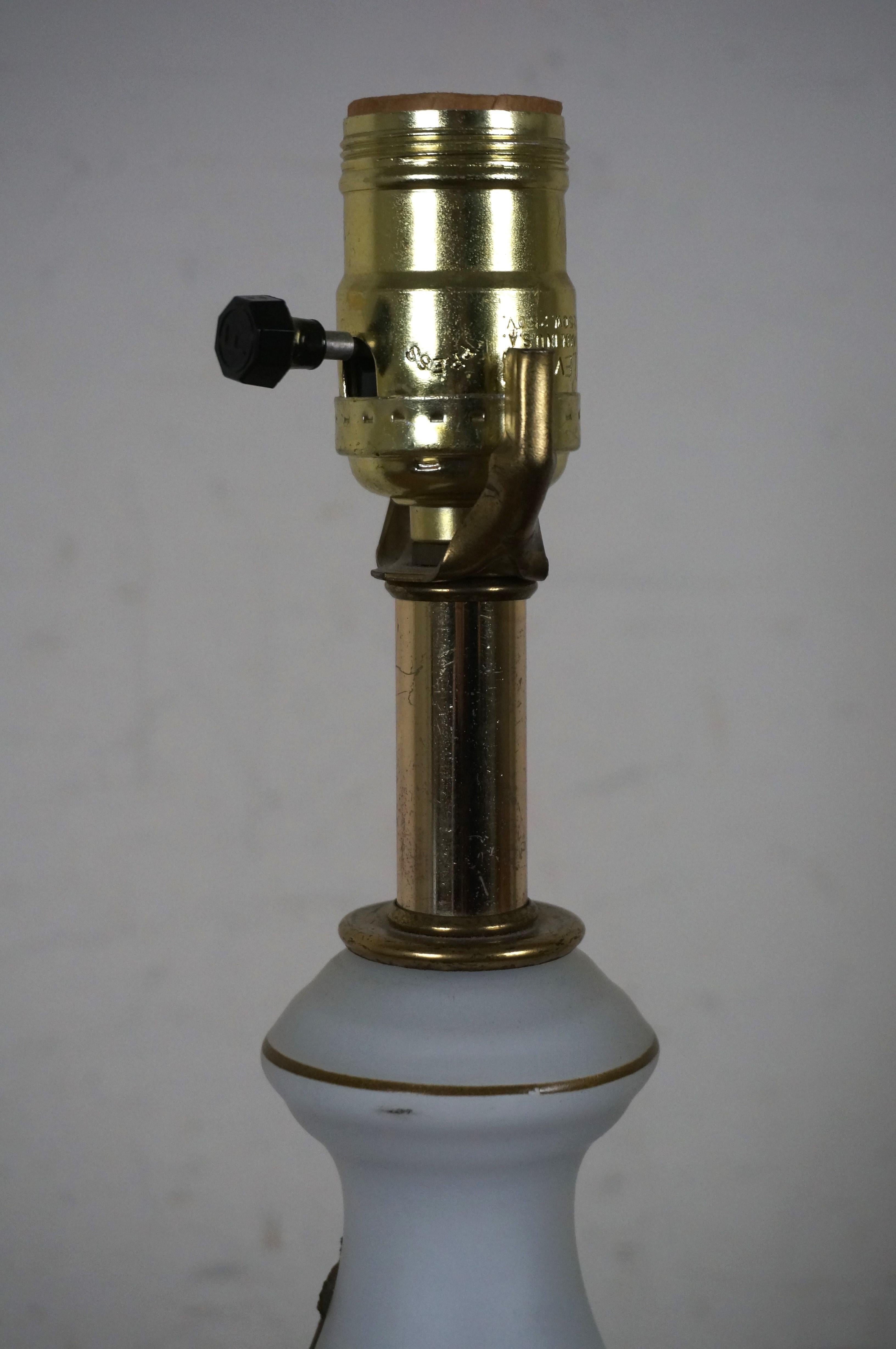 Carl Falkenstein Hollywood Regency lampe de table à fleurs en verre dépoli et bronze 29 pouces en vente 1