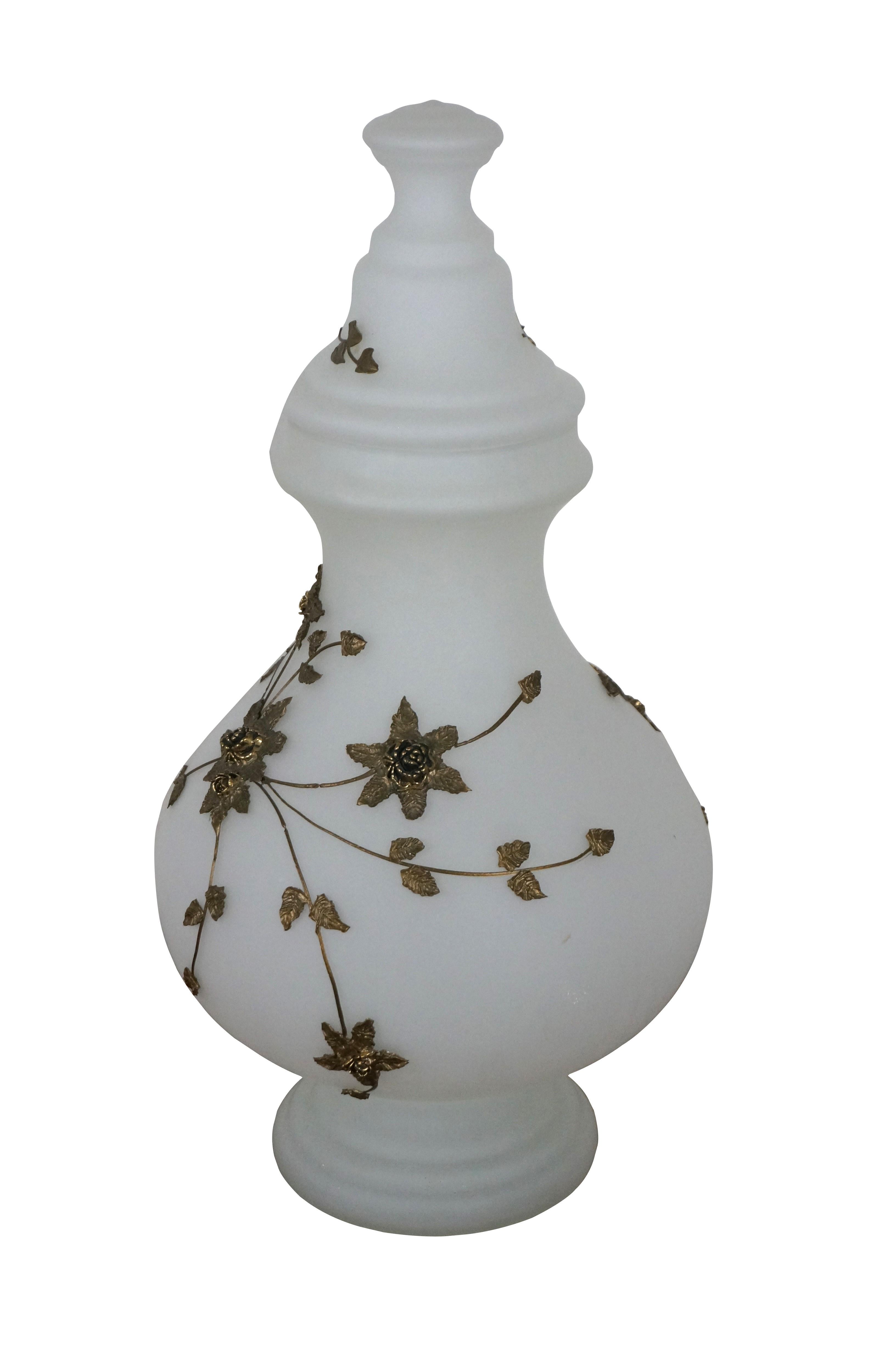 Urna con coperchio della metà del XX secolo in stile Carl Falkenstein / Hollywood Regency, realizzata in vetro smerigliato bianco con un disegno di fiori e foglie in bronzo applicati.

Dimensioni:
11,5