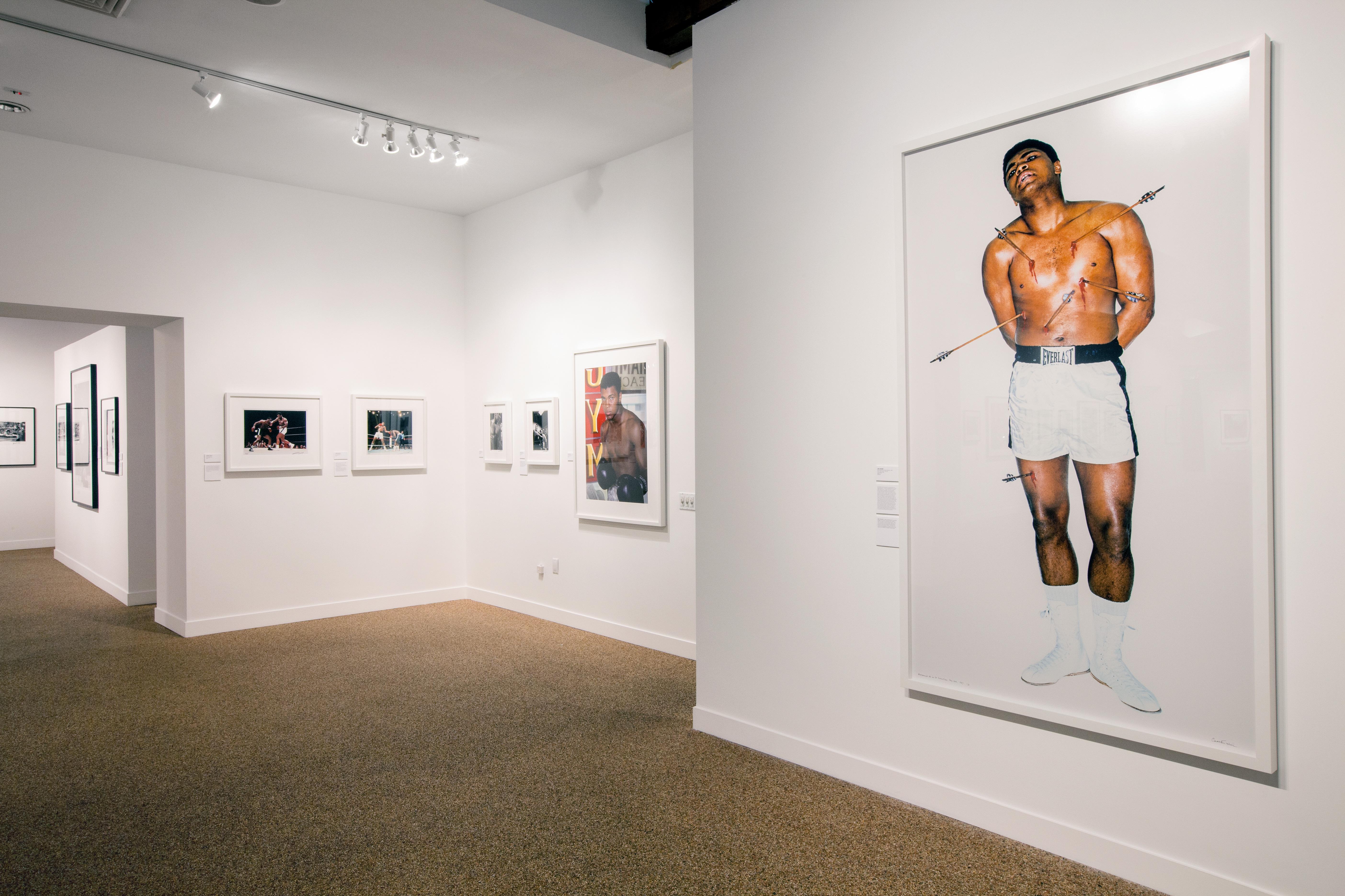 Muhammad Ali als Heiliger Sebastian, Farbfotografie, Kunstdruck – Photograph von Carl Fischer
