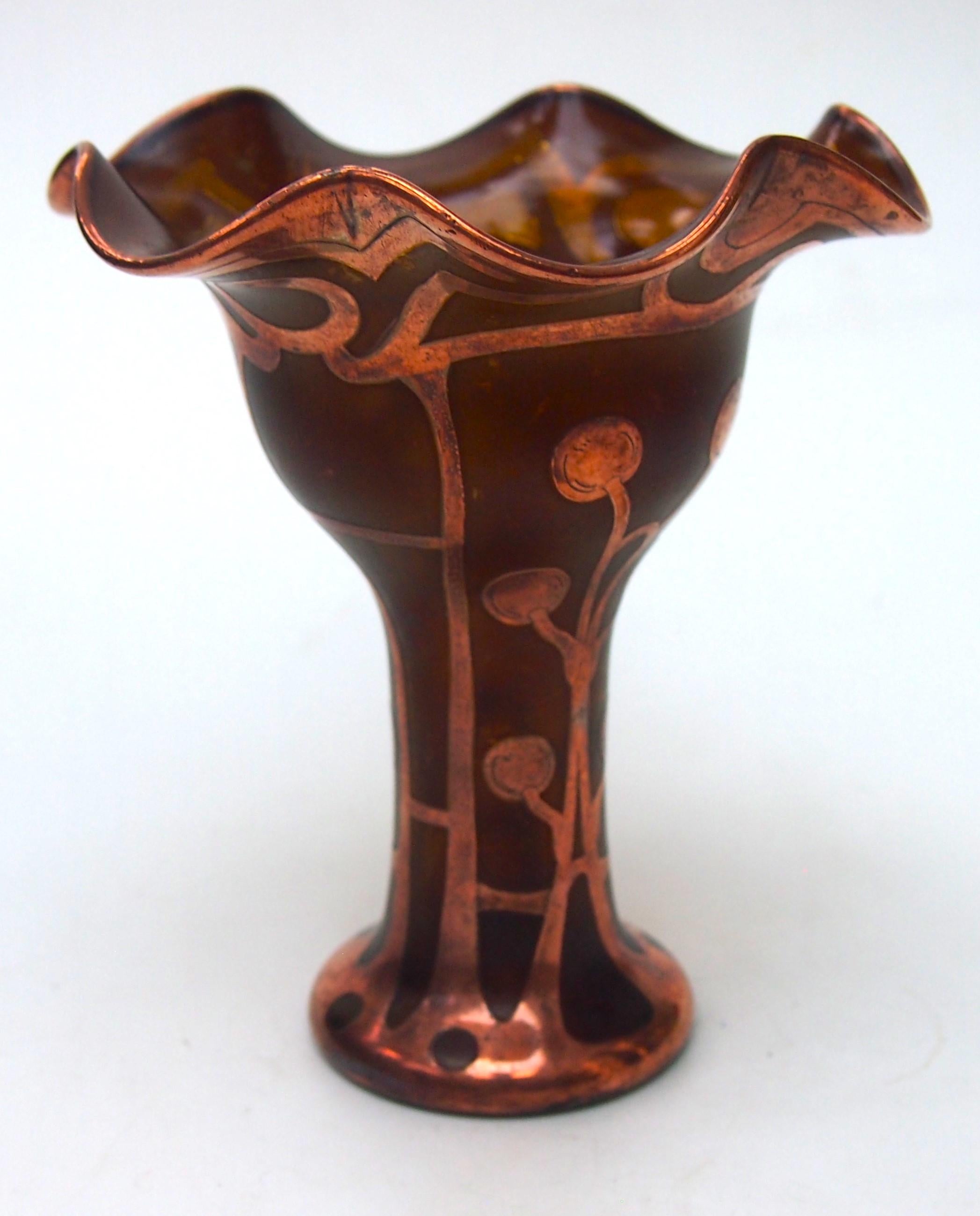 Vase en verre recouvert de cuivre de Carl Goldberg (de Haida) dans le style Jugendstil (Art nouveau allemand) - Le verre a une finition mouchetée d'ambre qui le fait ressembler à du métal. Le vase a un sommet ondulé et évasé et le motif en cuivre