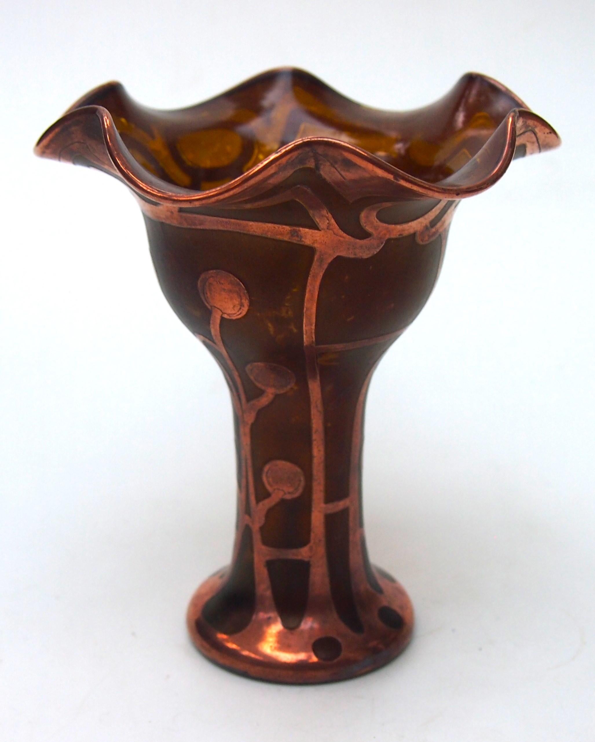 Jugendstil Carl Goldberg  Vase en verre ressemblant à un métal avec superposition de cuivre stylisé, vers 1900 en vente