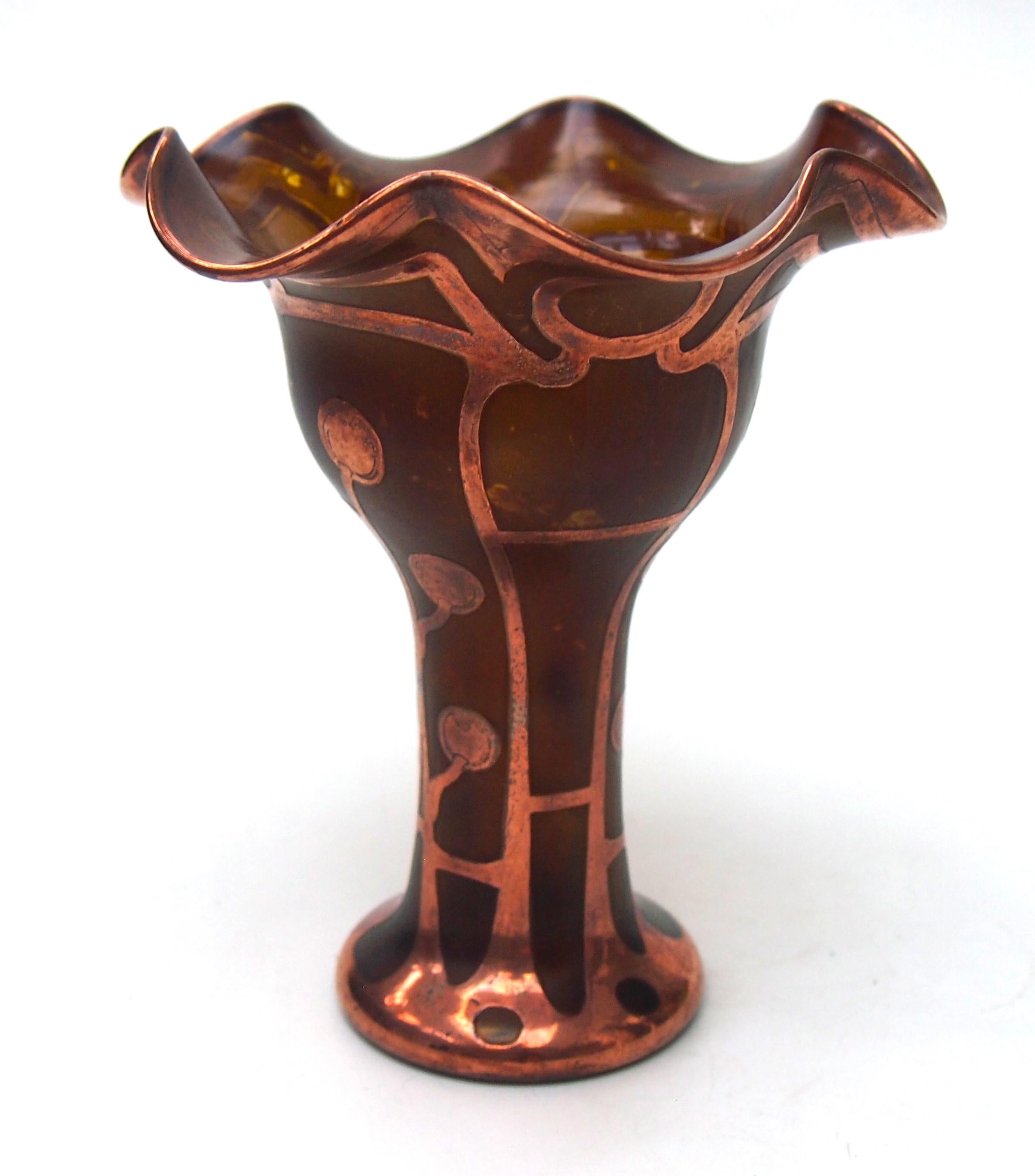 Carl Goldberg  Vase en verre ressemblant à un métal avec superposition de cuivre stylisé, vers 1900 Bon état - En vente à Worcester Park, GB