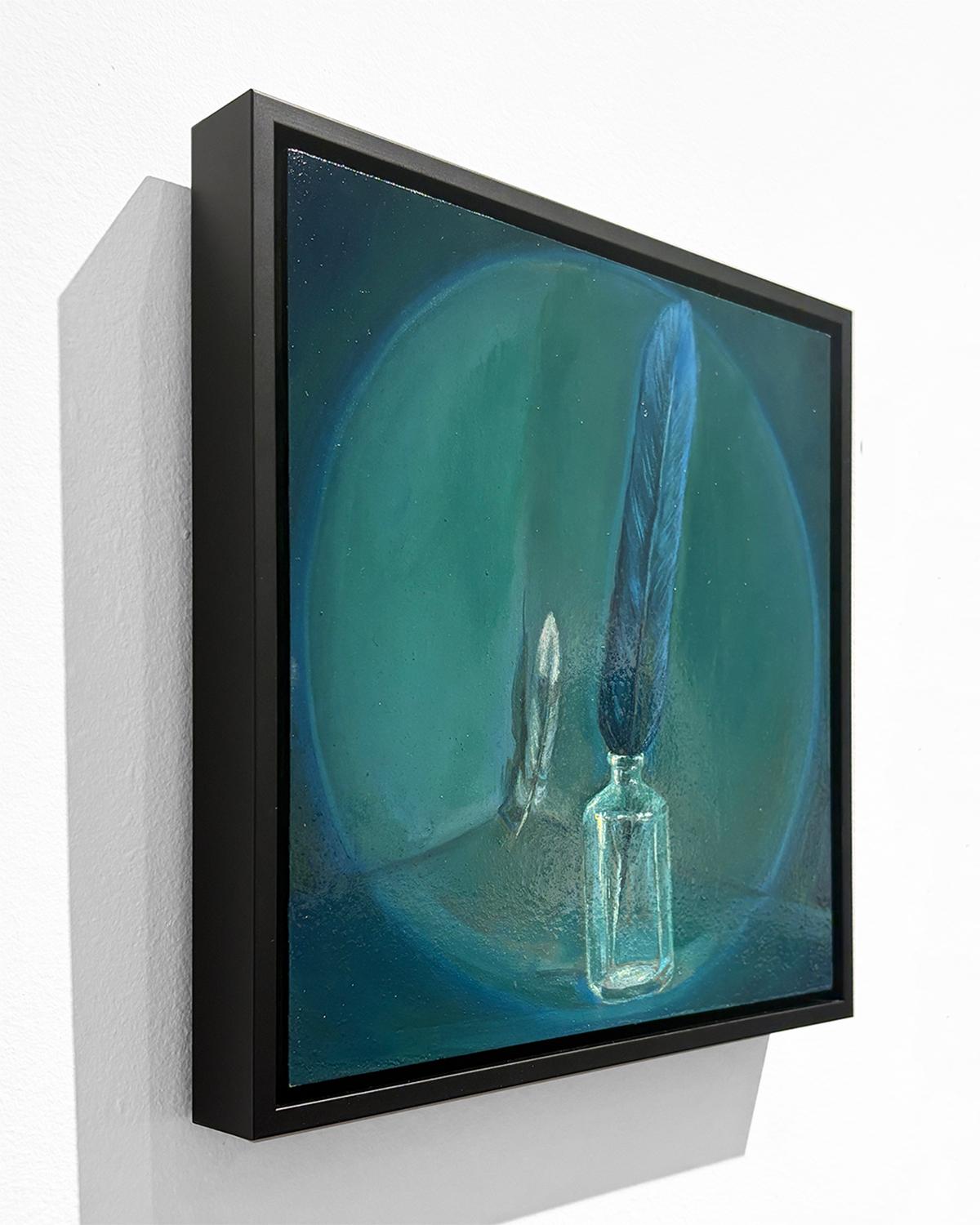 Pluma (Bodegón contemporáneo en tonos azules de pluma en tarro pequeño)
Pintado por el artista afincado en Hudson Valley, Carl Grauer, en 2022
óleo sobre lienzo
Firmado verso
Excelente estado 

UMBRALES NATURALES, 2025
Tres muertes, todas ellas en