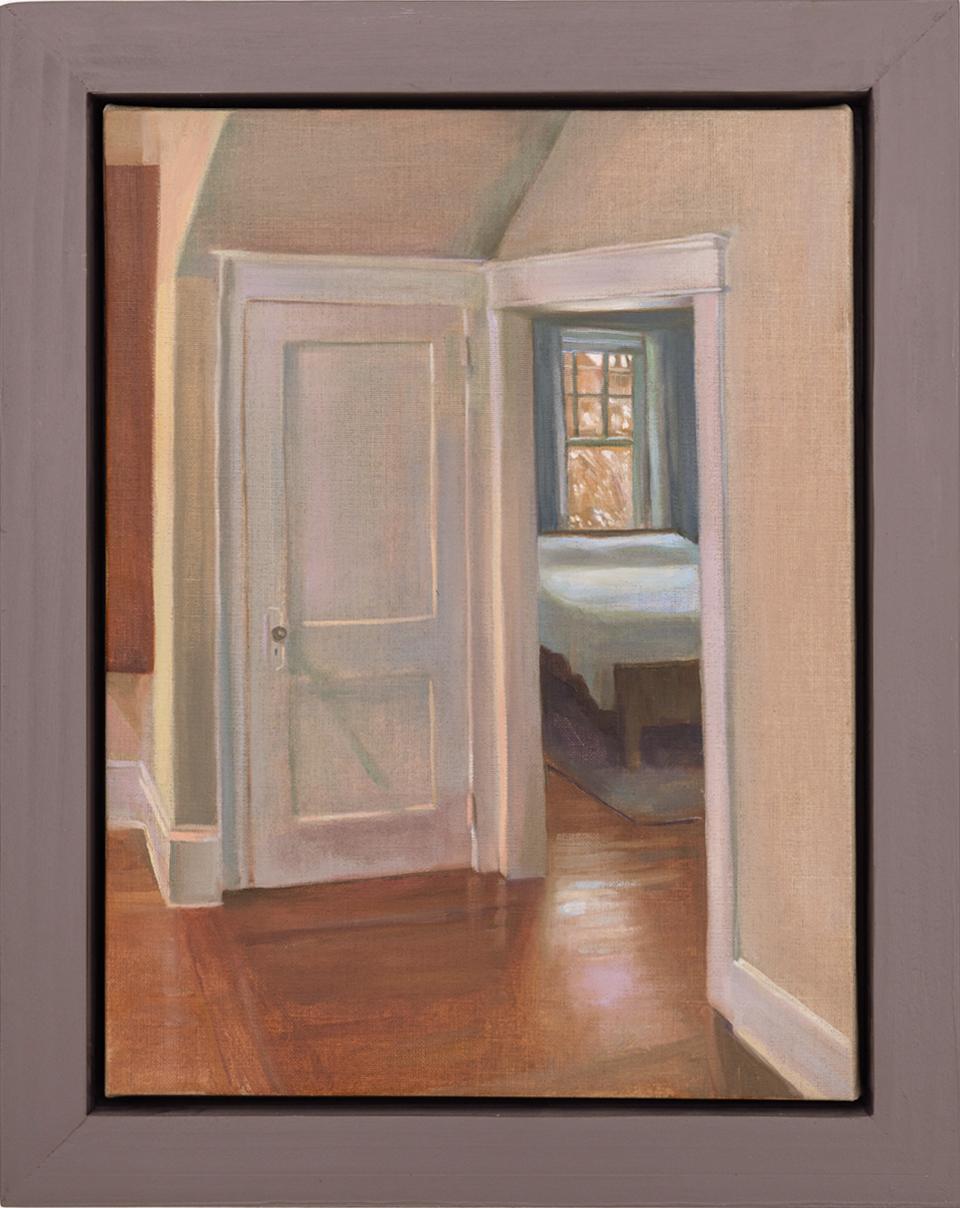 Im Gästezimmer (Zeitgenössisches Interieurgemälde eines Schlafzimmertürgangs) – Painting von Carl Grauer