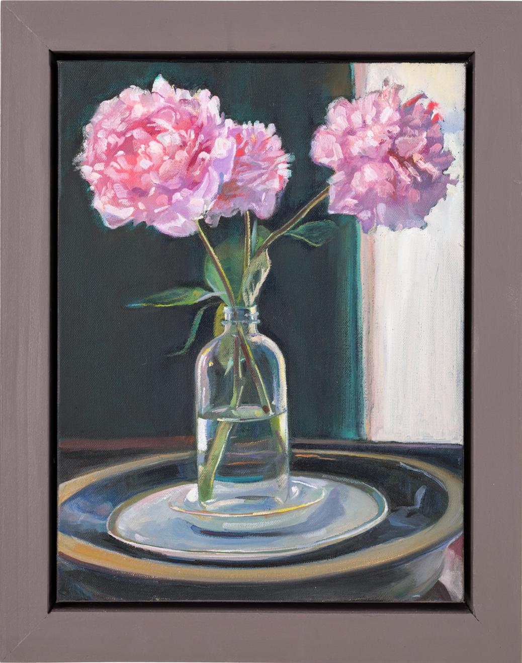 Carl Grauer Interior Painting – Peony (Stillleben-Gemälde einer rosa Blume in einem Innenraum, gerahmt)