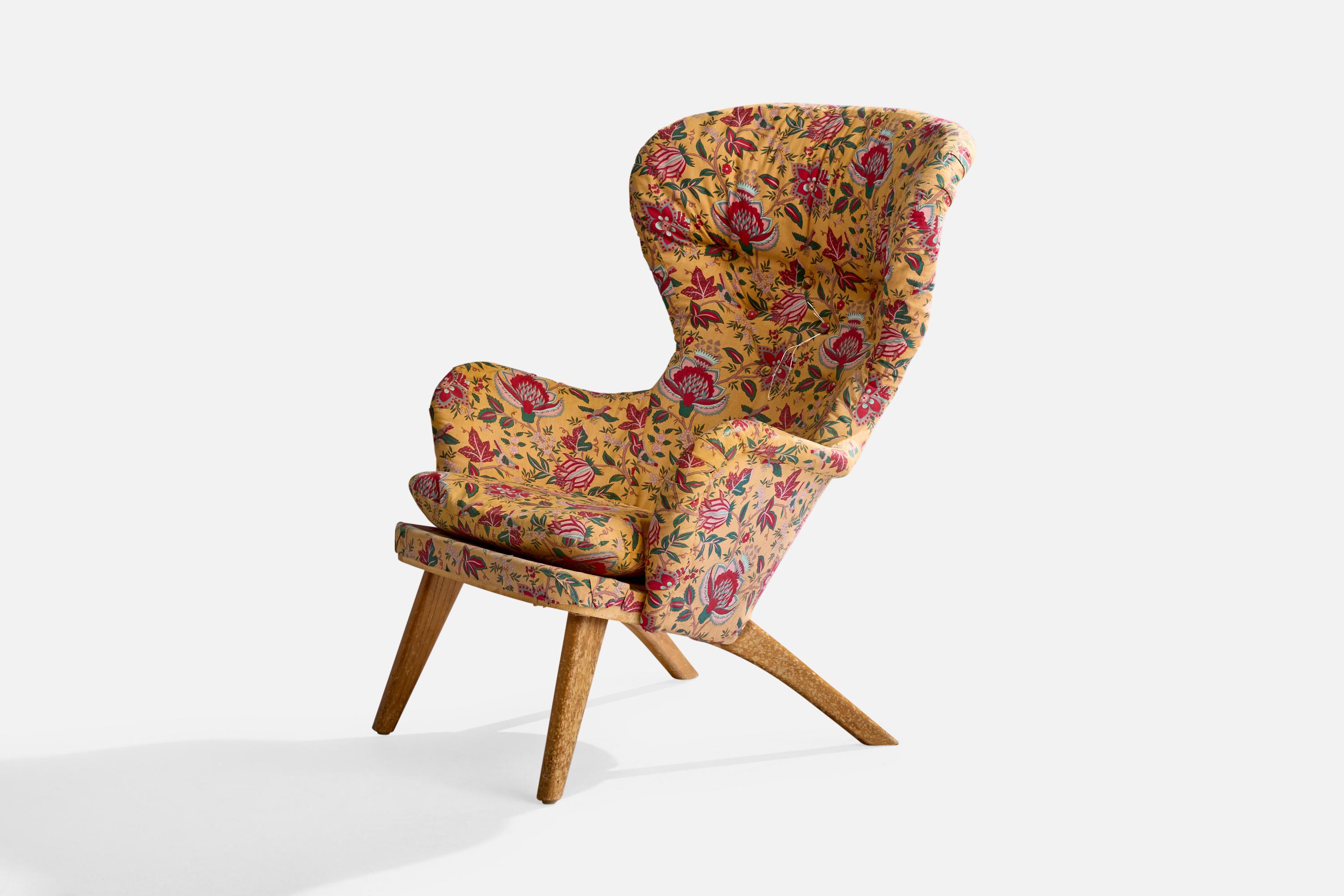 A floral-printed fabric and wood lounge chair designed by Carl Gustaf Hiort Af Ornäs and produced by Puunveisto Oy, Träsnideri AB, Finland, c. 1950s.

Overall Dimensions (inches): 38.0