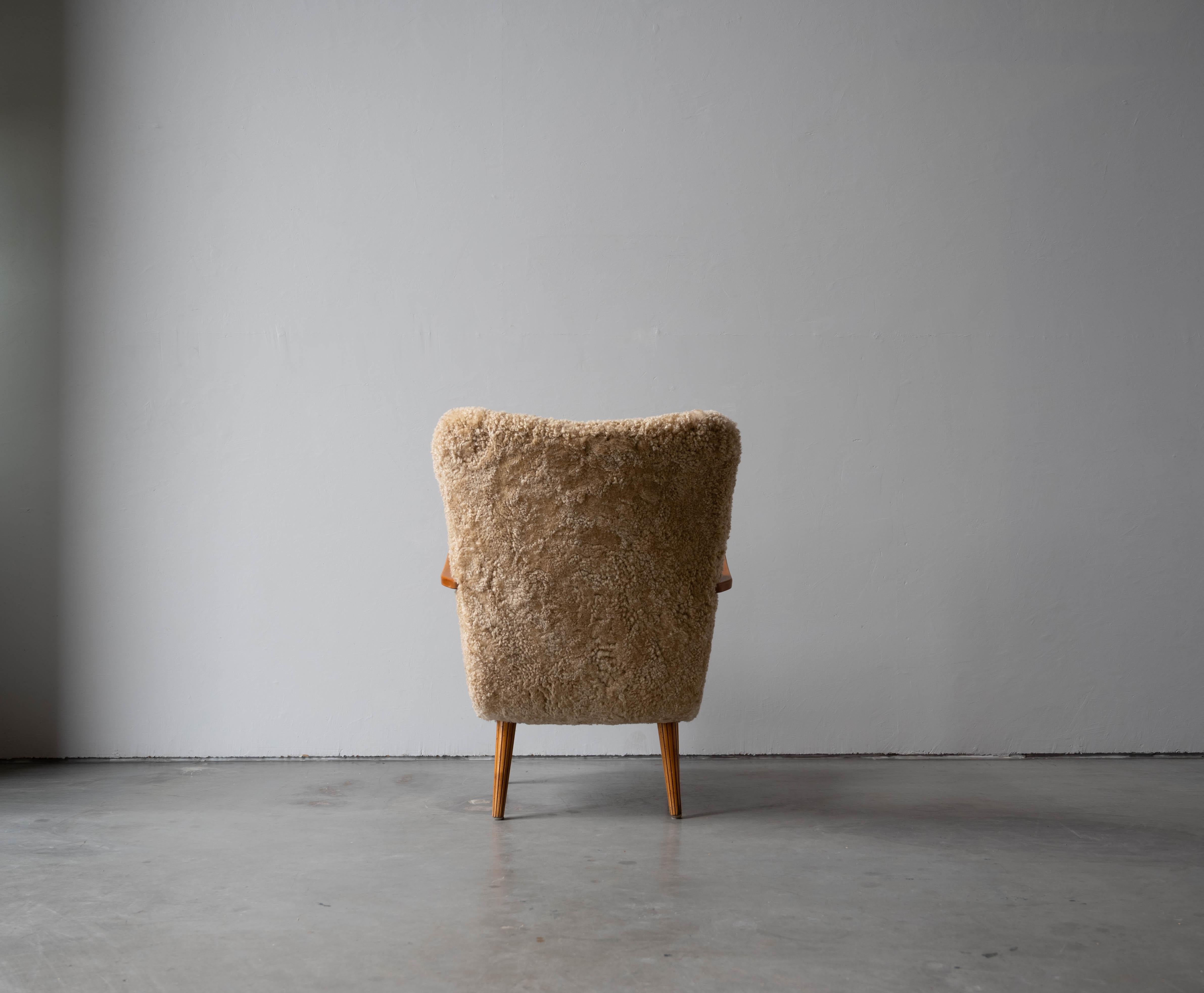 Carl Gustaf Hiort Af Ornäs, Lounge Chair, Wood, Sheepskin, Sweden, 1950s In Good Condition In High Point, NC