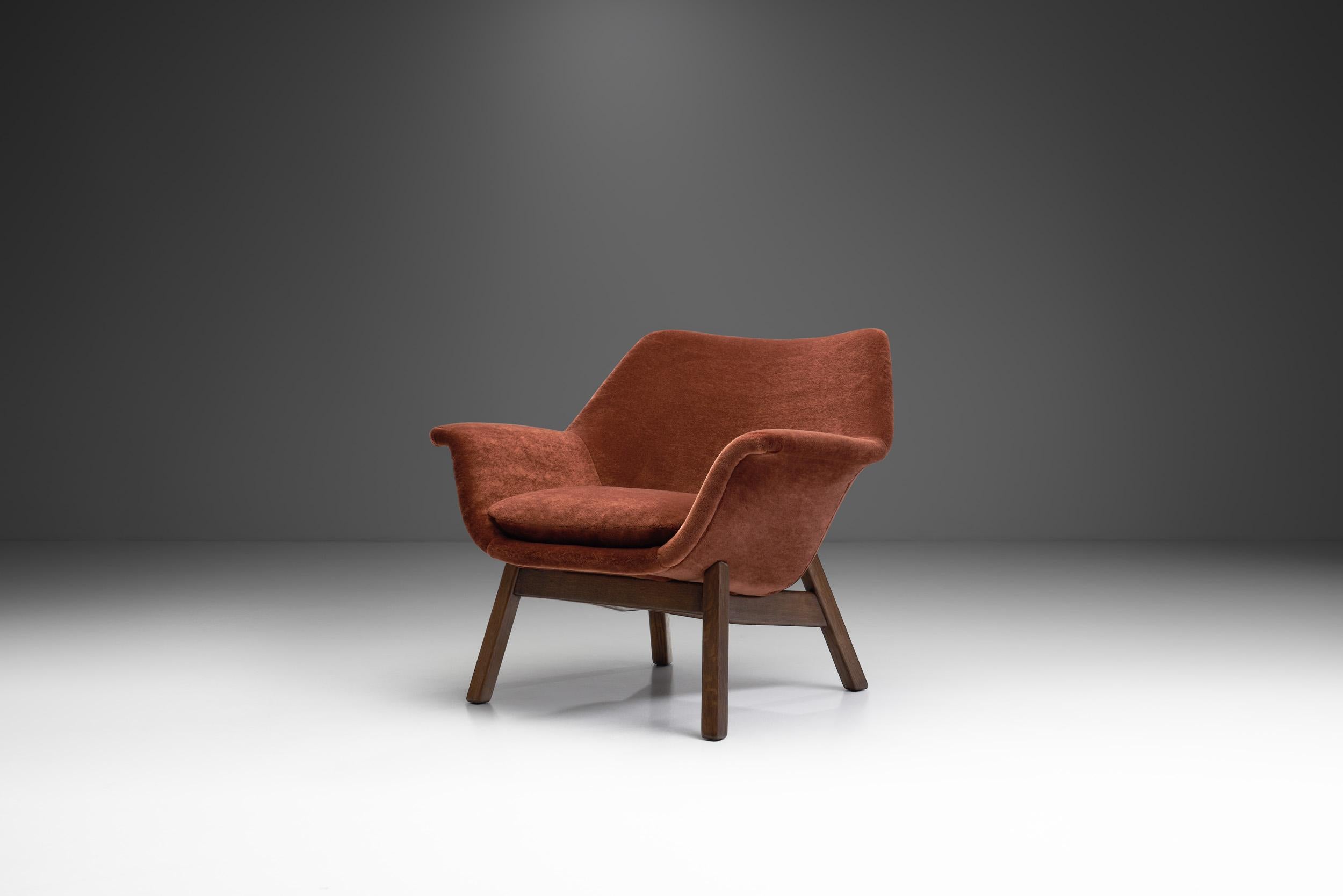 Dieser seltene Sessel aus Eiche zeigt die wohnliche Rundung, die das Design der 1950er Jahre in den nordischen Ländern prägte. Hiort af Ornäs entwickelte das Modell für seine eigene Möbelfirma, 