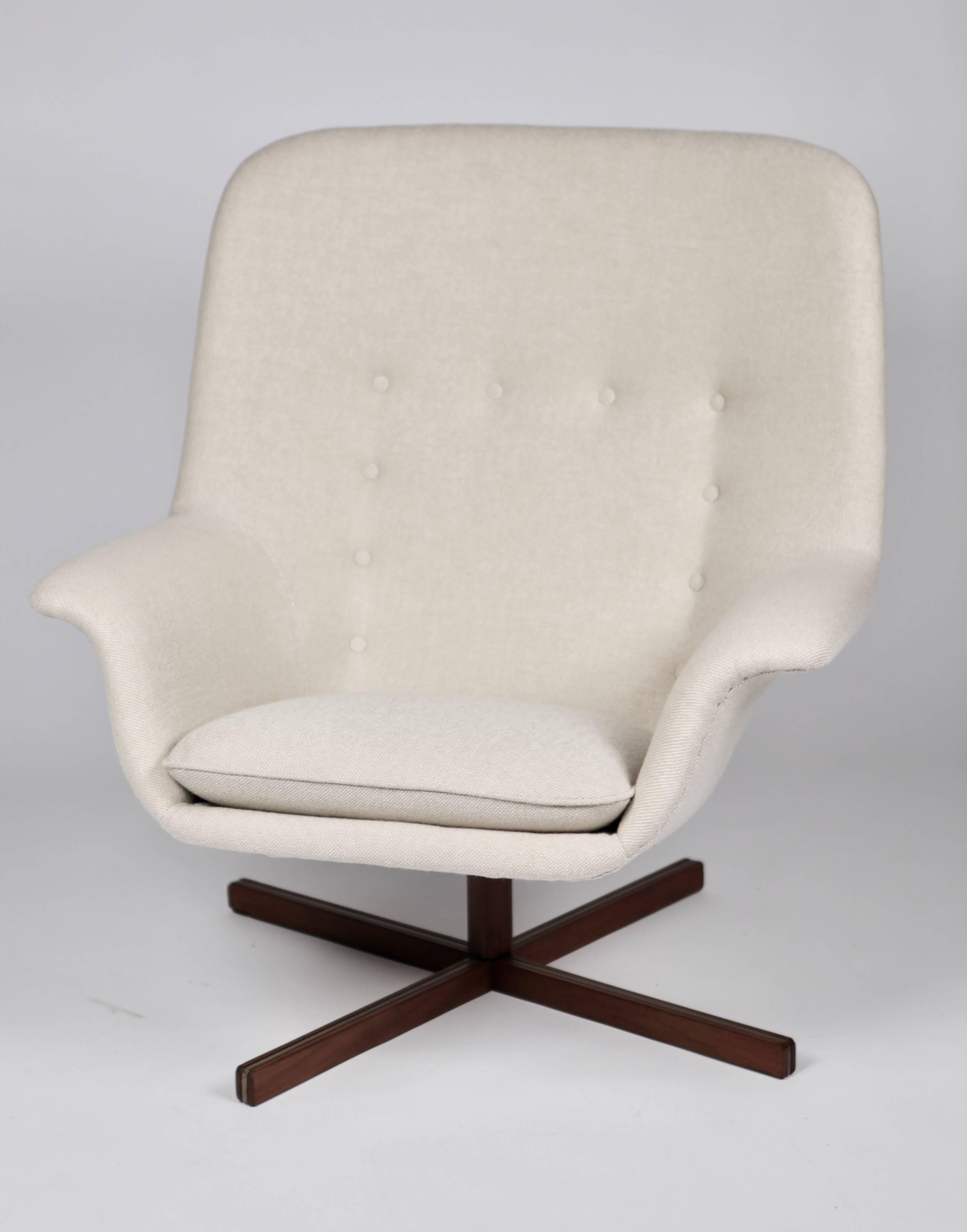 Carl Gustaf Hiort af Ornäs.
Revolving armchair, mod. Caravelle, designed by Carl Gustaf Hiort af Ornäs and manufactured by Puunveisto Oy, in Finland 1962.
Teak and upholstery.
Excellent condition and completely new upholstery.
Sleek 1960s design