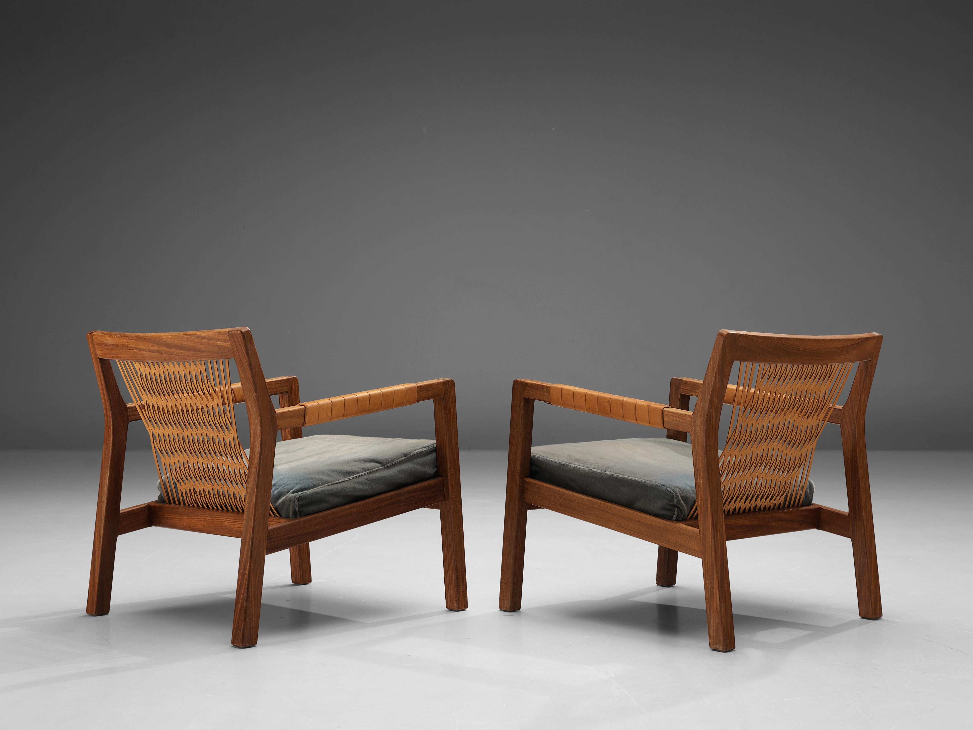 Carl-Gustaf Hiort, 'Rialto' lounge chairs, oak, leather, fabric, Finland, 1957.

This pair of armchairs, named 'Rialto', is designed by Carl-Gustaf Hiort. The backs and armrest are made of brown leather. The frame is made of oak and the cushions