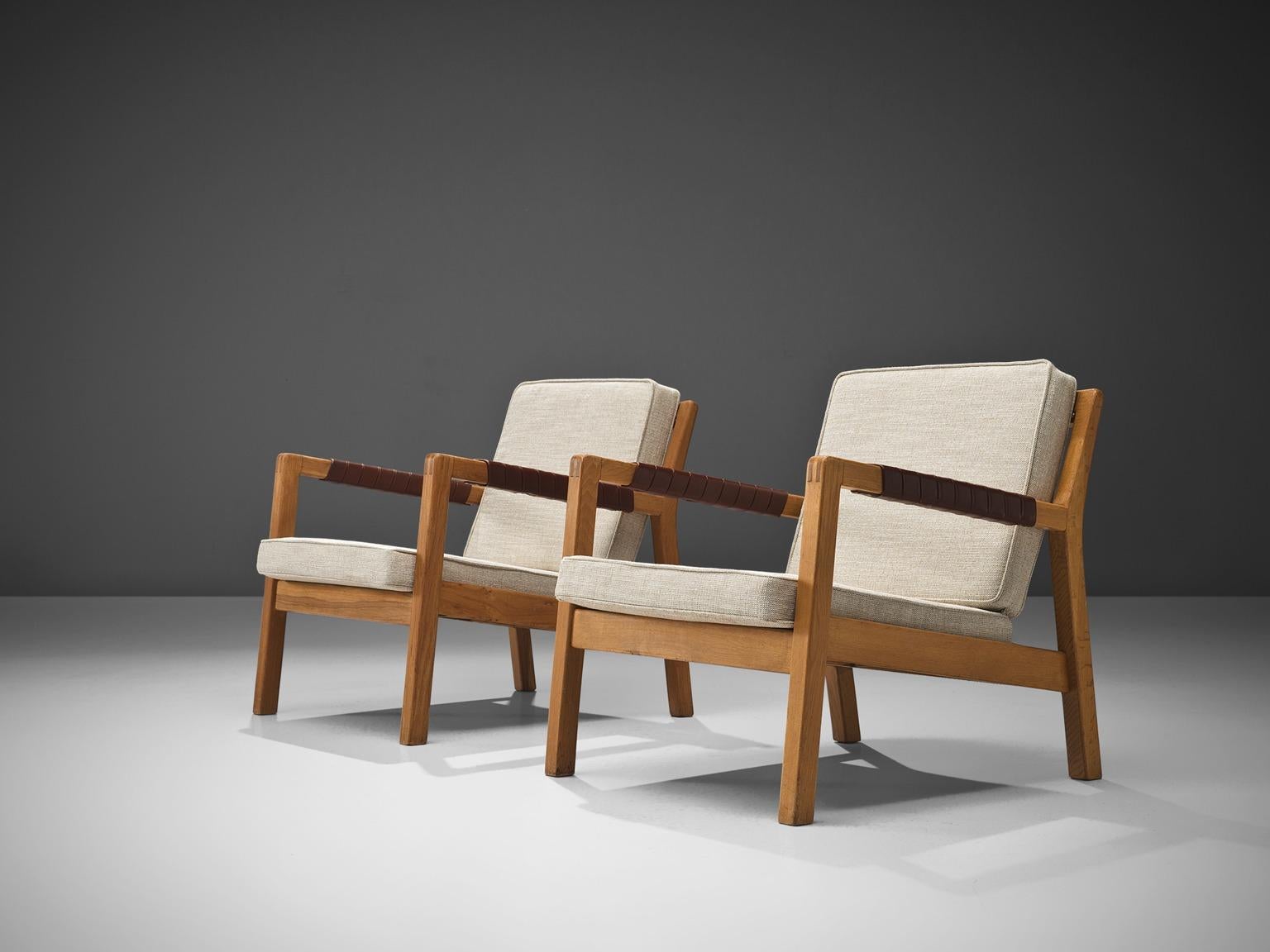 Carl-Gustaf Hiort af Ornäs, 'Rialto' armchairs, oak, brown leather, white or beige wool, Finland, 1957.

This pair of armchairs is designed by Carl-Gustaf Hiort. The chairs are named 'Rialto'. The backs and armrest are made of brown leather. The