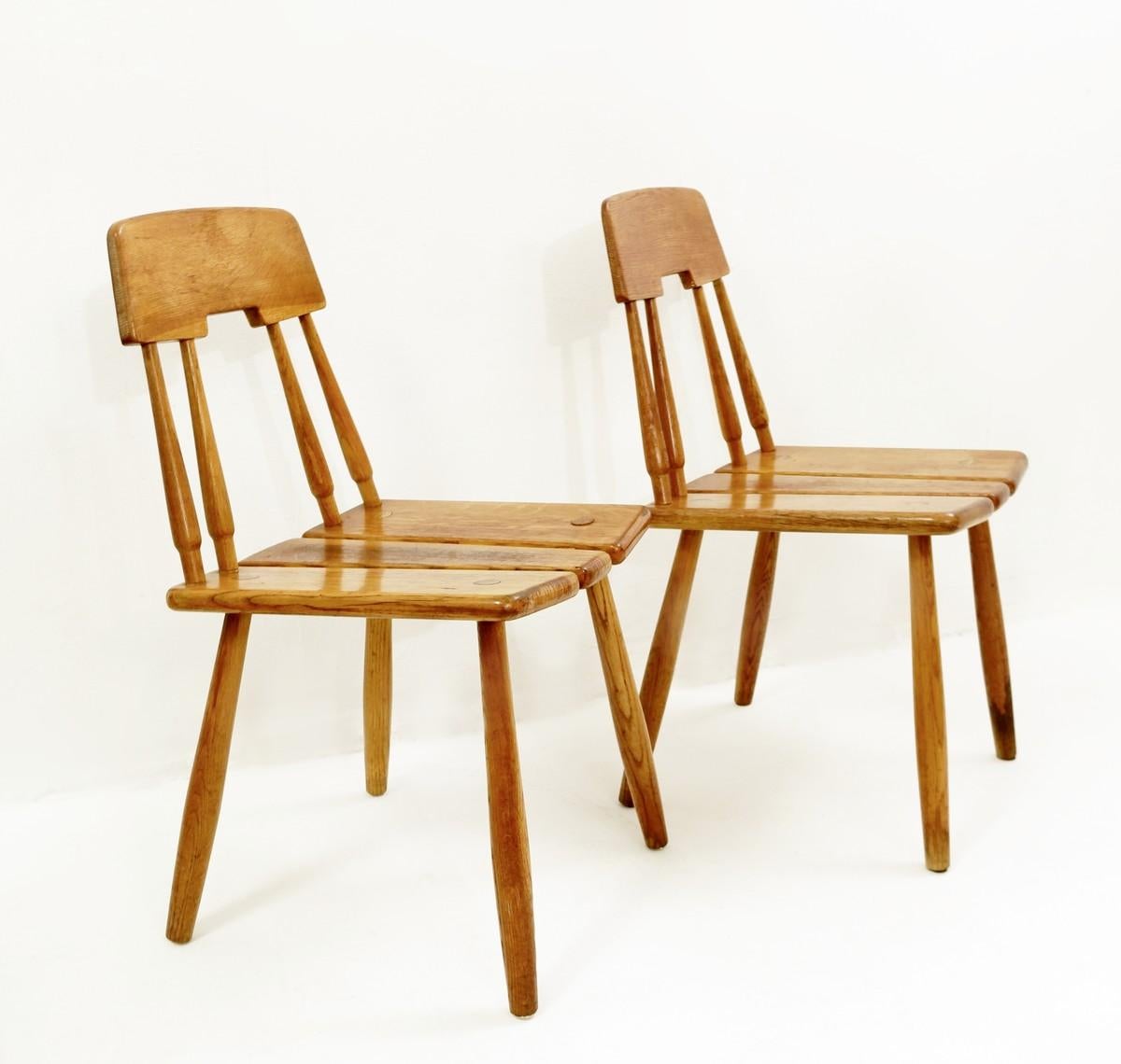Carl-Gustav Boulogner chairs in oak. Produced by AB Bröderna Wigells stolfabrik. 1950s a pair available
Sold par piece
