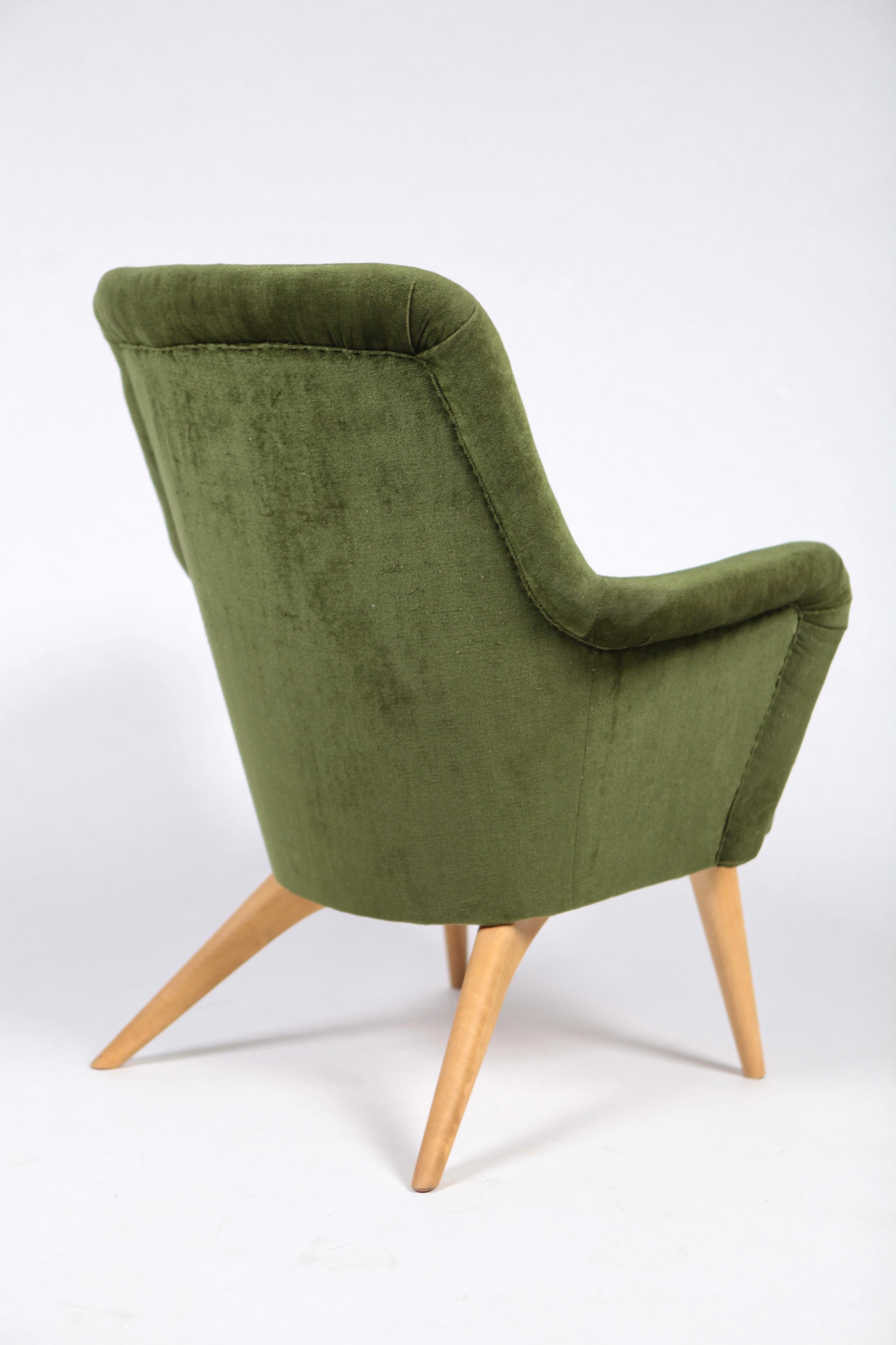 A 'Pedro' lounge chair designed by Carl Gustaf Hiort af Ornäs for Puunveisto Oy in Finland, 1950.
Very good vintage condition, upholstered in green velour.