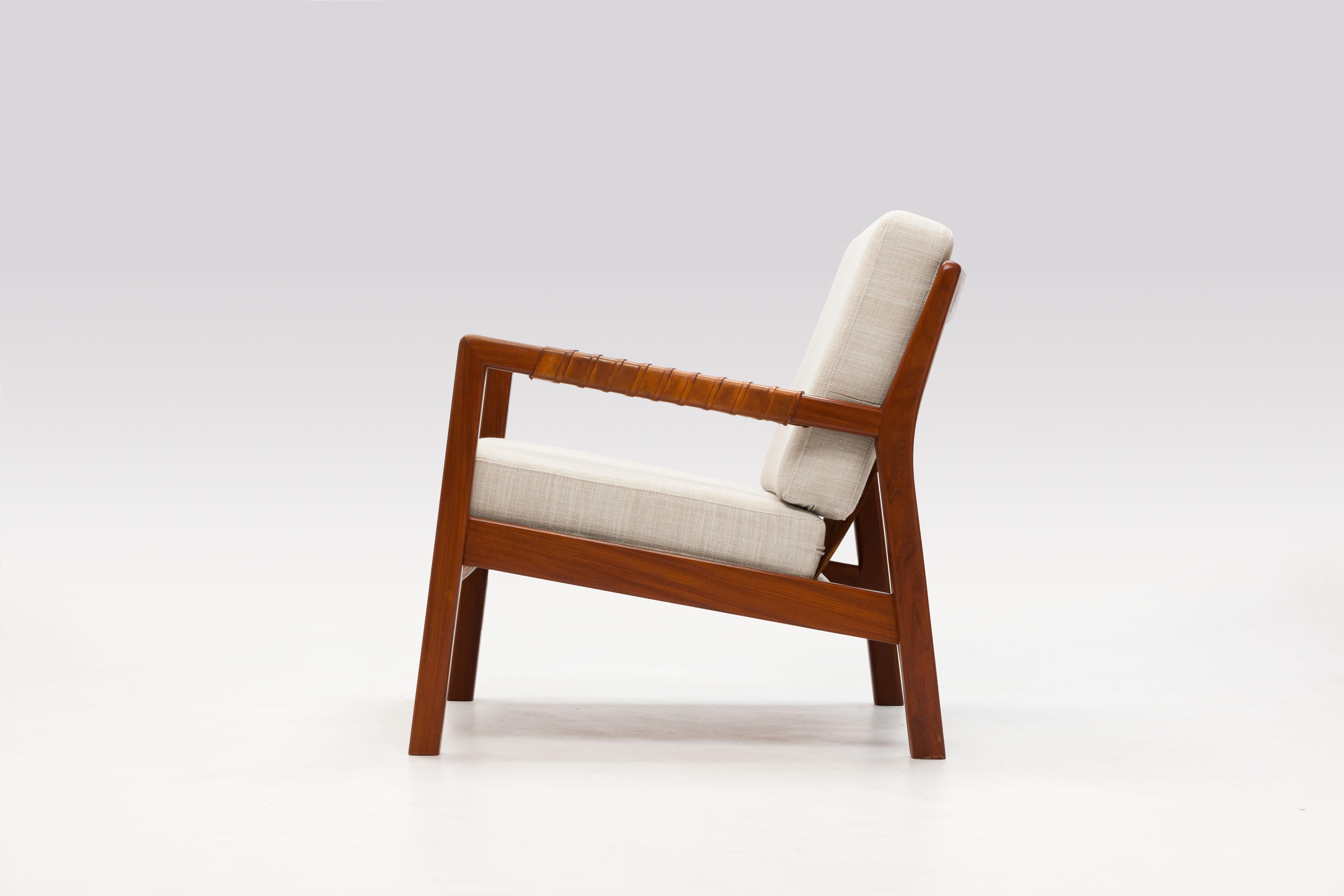 Chair 'Rialto' 's streamlined design and sophisticated details engage in a fascinating dialogue. The braided leather straps at the back and curved legs shaped from a single piece of wood give Rialto its unique appearance that especially comes to its