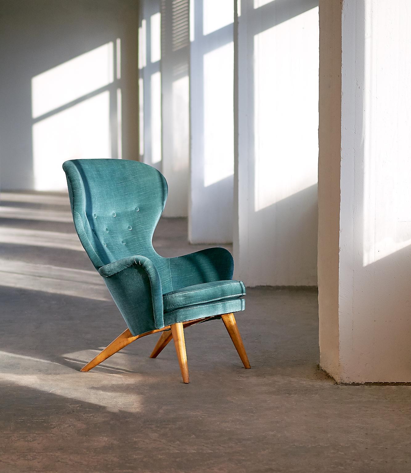 This rare armchair was designed by Carl-Gustav Hiort Af Ornäs and produced by his own company Hiort Tuote Puunveisto in 1952. This model was called Siesta and is the Finnish designer's most celebrated design. With its outward pointing curved legs,