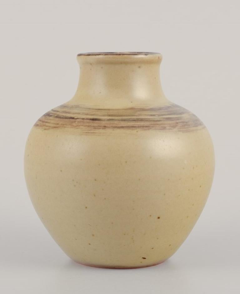 Carl Halier / Patrick Nordström per Royal Copenhagen.
Vaso in ceramica. Smalto nei toni del grigio-verde e del marrone.
1920s.
Contrassegnato.
Condizioni perfette.
Prima qualità di fabbrica.
Dimensioni: Altezza 13,0 cm. x Diametro 12,5