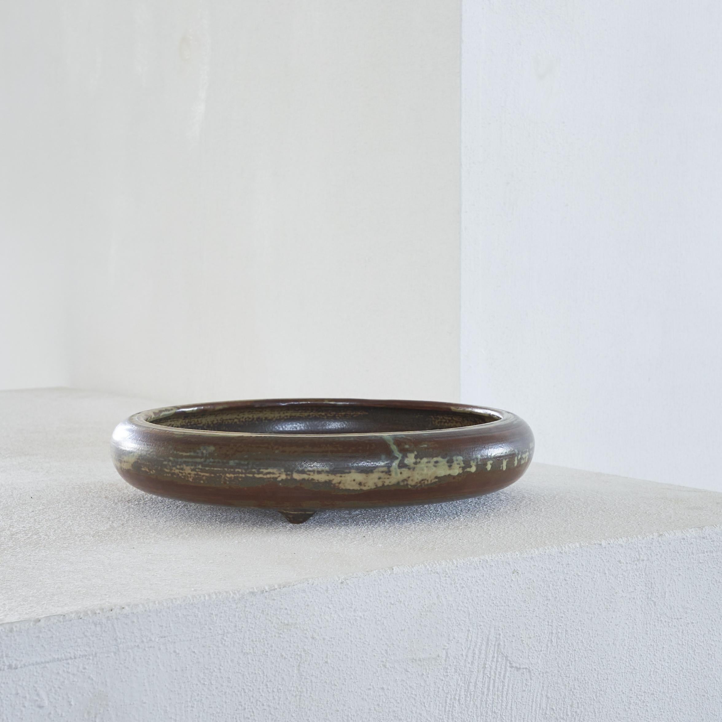 Carl Hallier Mid Century Studio Pottery Bowl Royal Copenhagen, Danemark, années 1950.

Merveilleux bol en poterie d'atelier magnifiquement émaillée par Carl Hallier pour Royal Copenhagen, Danemark. Une pièce de poterie d'atelier intemporelle et