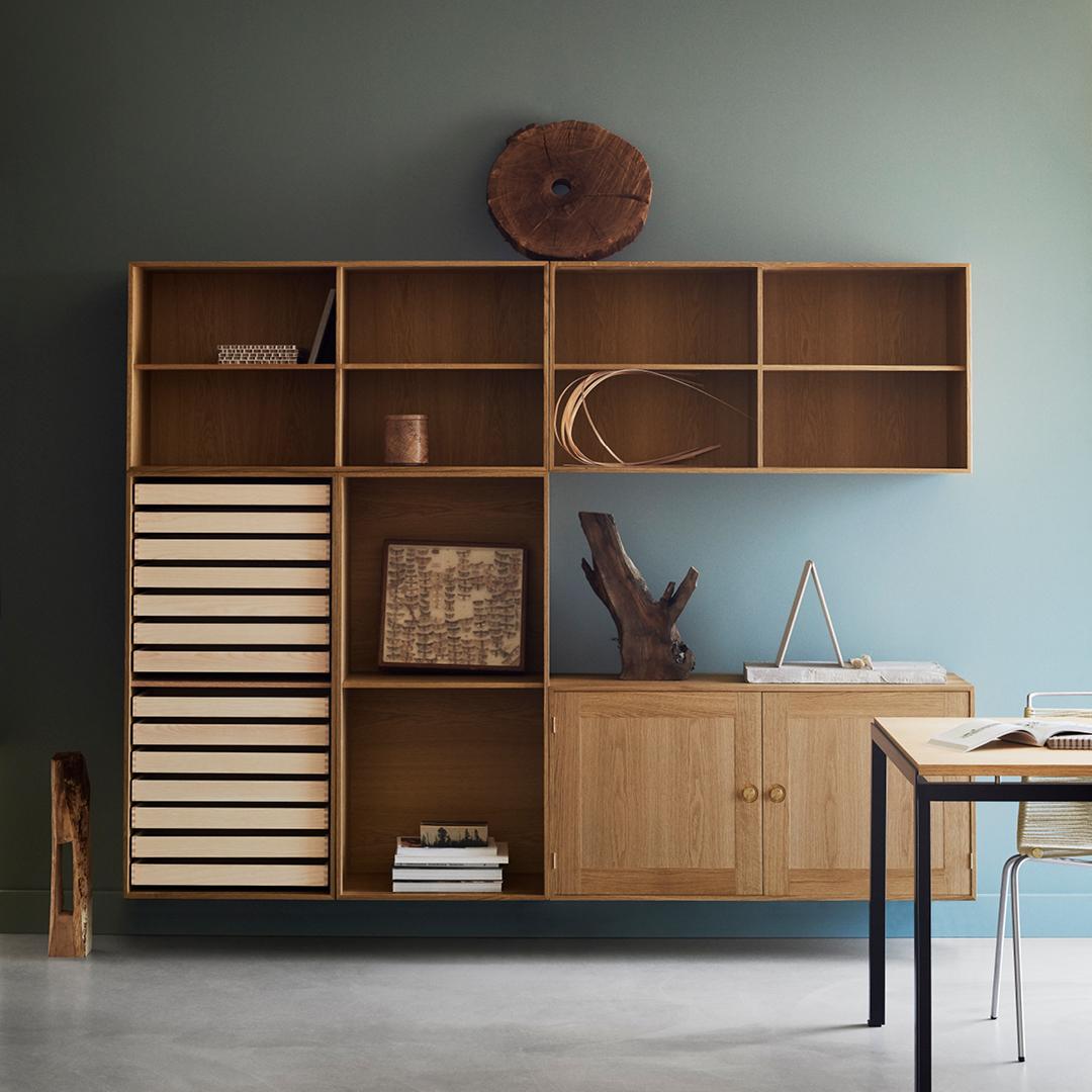 The FK63 bookcase system, designed by Preben Fabricius and Jørgen Kastholm, embodies Carl Hansen & Son’s commitment to craftsmanship excellence and timeless design. Devised for maximum flexibility, the different modules can be combined in a