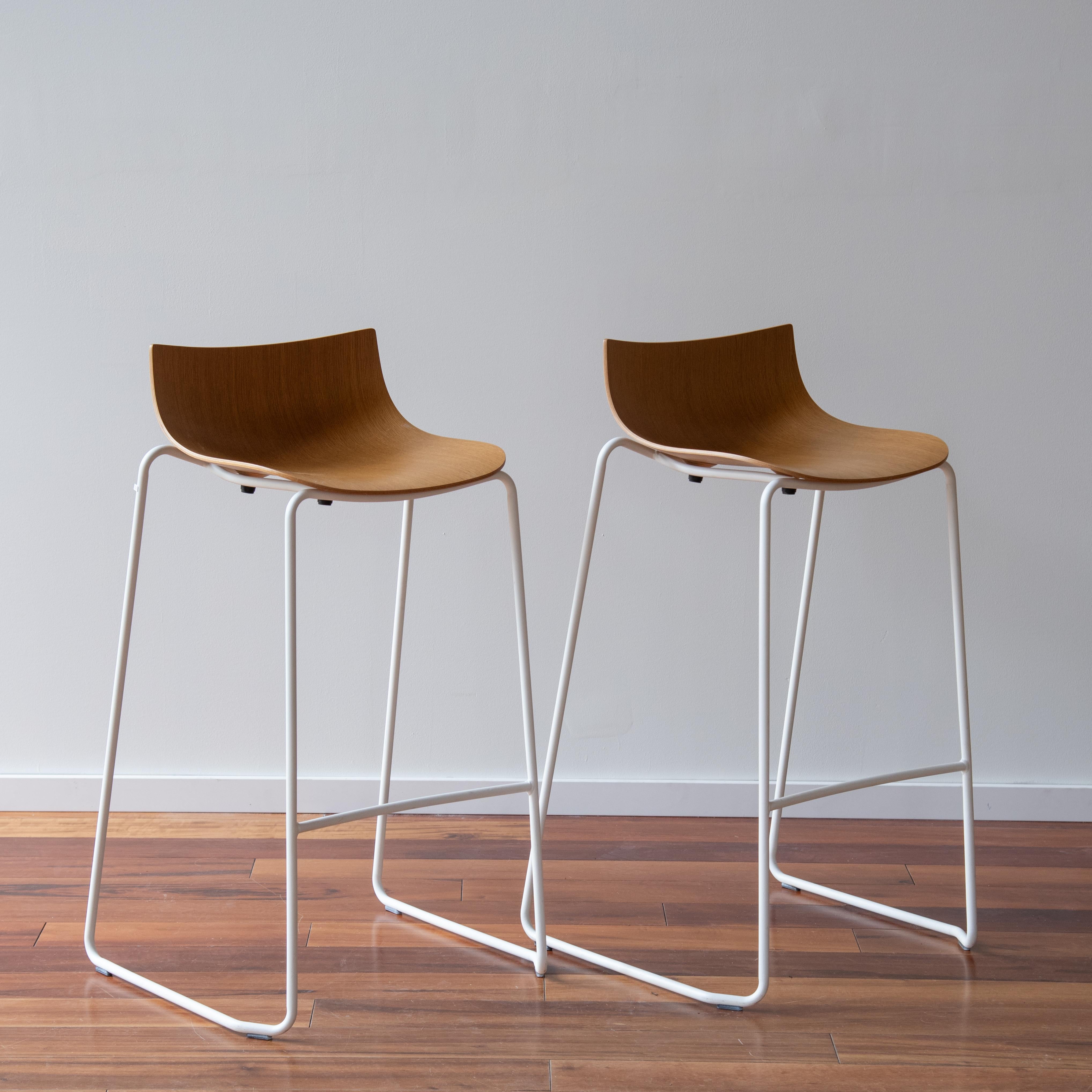 Une paire de tabourets de bar Preludia, conçus par Brad Ascalon et produits par Carl Hansen & Son au Danemark. Les tabourets sont constitués d'une structure en acier thermolaqué blanc et d'une assise en chêne. Ces tabourets ont été exposés et