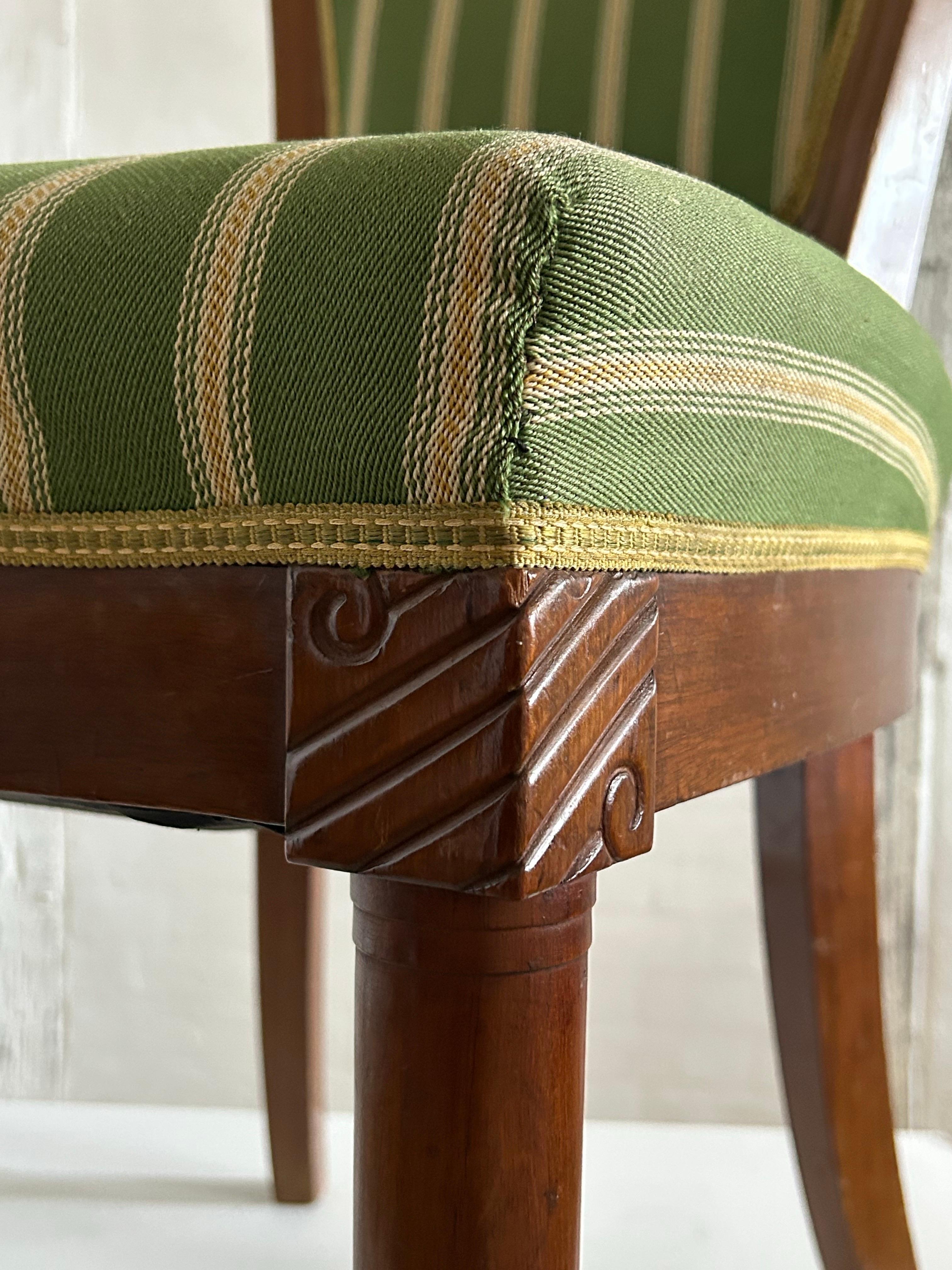 Chaise en acajou de Carl Harald Brummer (1864-1953), recouverte d'un tissu rayé classique, illustrant le savoir-faire raffiné et la sensibilité architecturale qui définissent le travail de Brummer.

Brummer était l'un des architectes et designers