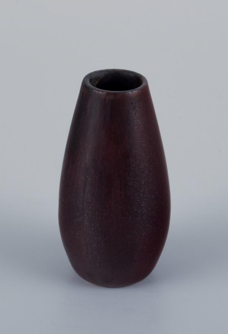 Carl Harry Staahlane (1920-1990) for Roerstrand.
Miniature vase with glaze in shades of brown.
Mid-20th century.
Perfect condition.
Signed.
Dimensions: H 4.7 x D2.5 cm.