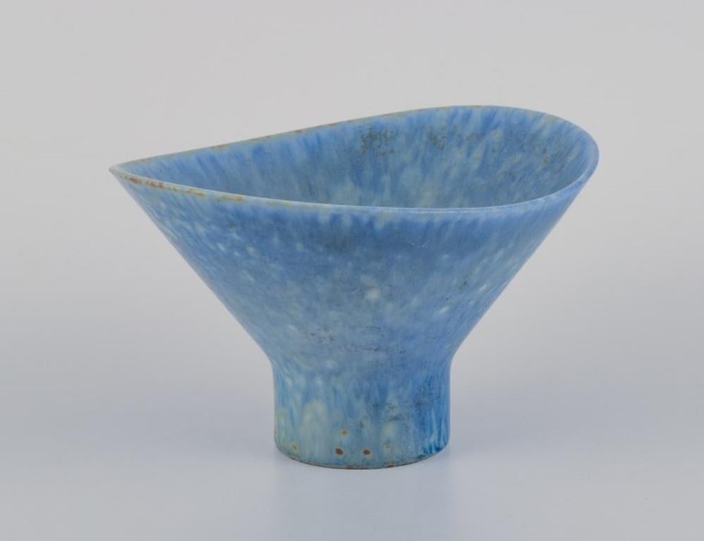 Carl-Harry Ståhlane (1920-1990) for Rörstrand, ceramic bowl in shades of blue.
Mid-20th century.
Perfect condition.
Marked.
Second factory quality.
Dimensions: D 14.3 cm. x H 8.5 cm.