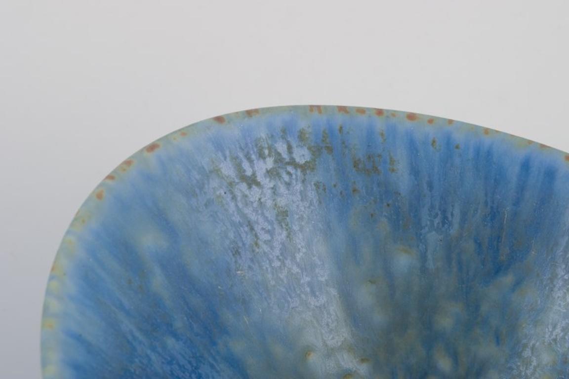 Carl Harry Ståhlane (1920-1990) for Rörstrand, ceramic bowl in shades of blue. In Excellent Condition For Sale In Copenhagen, DK