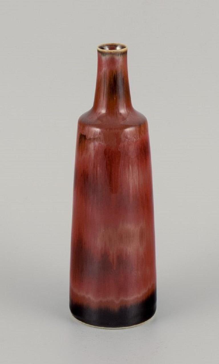 Carl Harry Ståhlane (1920-1990) for Rörstrand, ceramic vase in red glaze.
Approx. 1960s.
Marked.
In excellent condition.
Second factory quality.
Dimensions: H 22.5 cm. x D 7.0 cm.