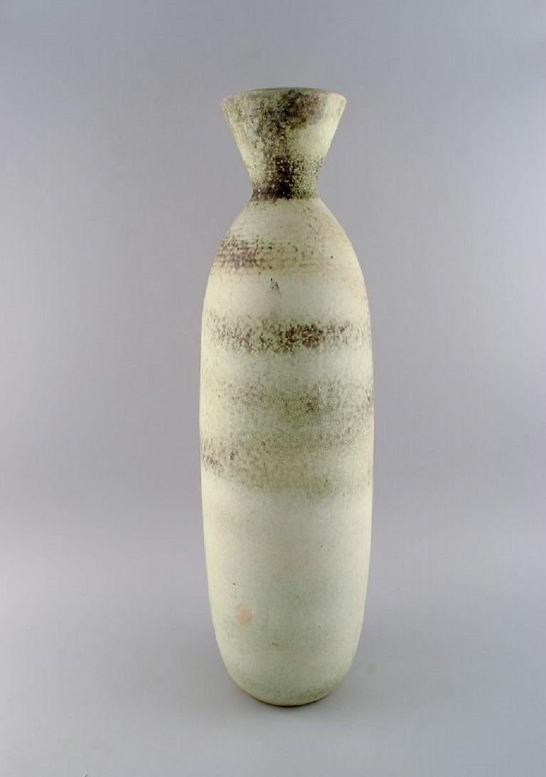 Carl Harry Ståhlane (1920-1990) pour Rörstrand. 
Vase colossal en céramique émaillée. Belle glaçure dans des tons terreux légers. 
Milieu du 20e siècle.
Mesures : 62 x 18 cm.
En parfait état.
Signé.
2ème qualité d'usine.