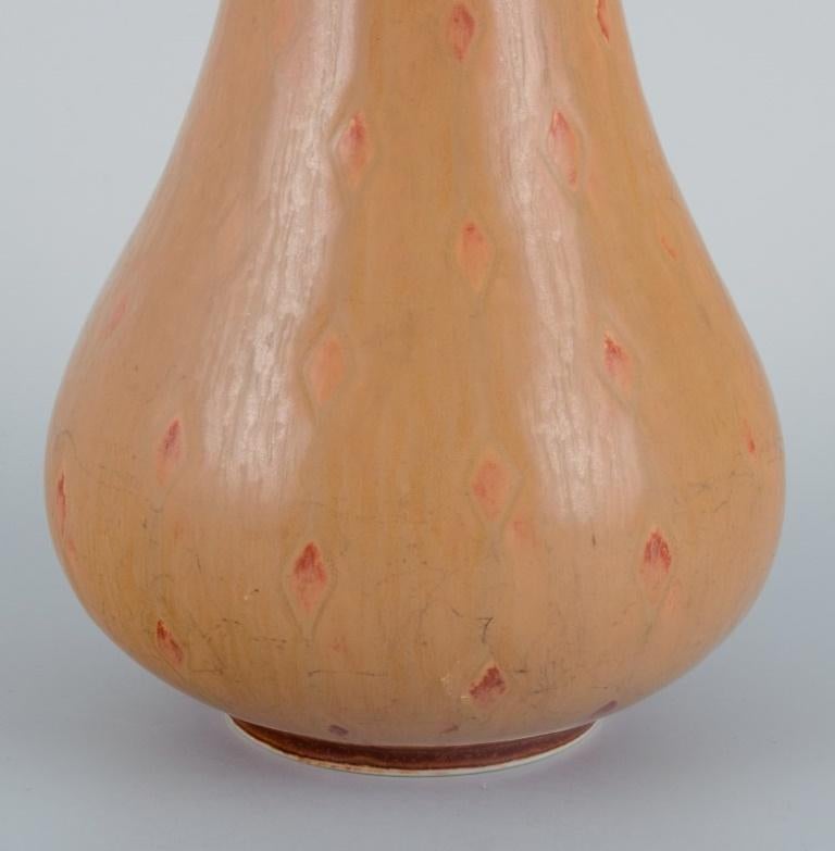 Svedese Carl Harry Ståhlane (1920-1990) per Rörstrand. Vaso in tonalità marrone chiaro. in vendita