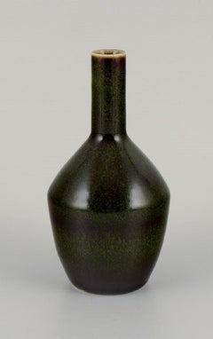 Carl Harry Ståhlane (1920-1990), Rörstrand. Vase à glaçure vert foncé et noir