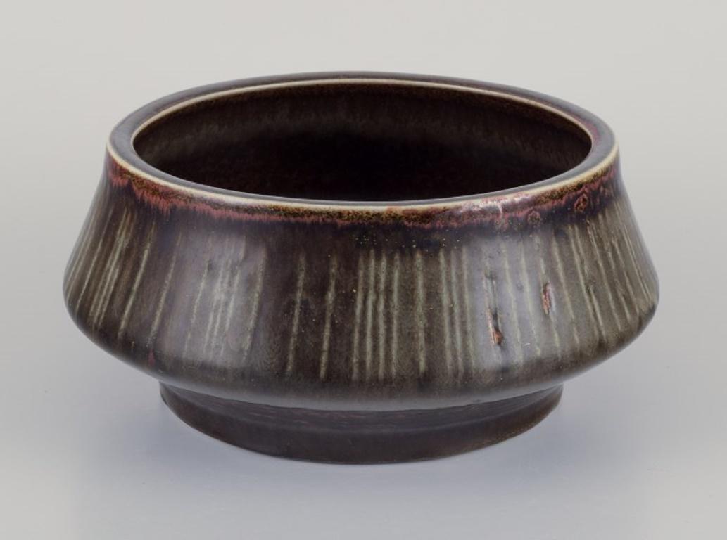 Carl Harry Ståhlane per Rörstrand Ateljé, Svezia.
Grande ciotola in ceramica.
Smalto in tonalità verde-marrone.
Circa 1960.
Contrassegnato.
Condizioni perfette.
Seconda qualità di fabbrica.
Dimensioni: D 23,0 cm. x H 10,5 cm.
