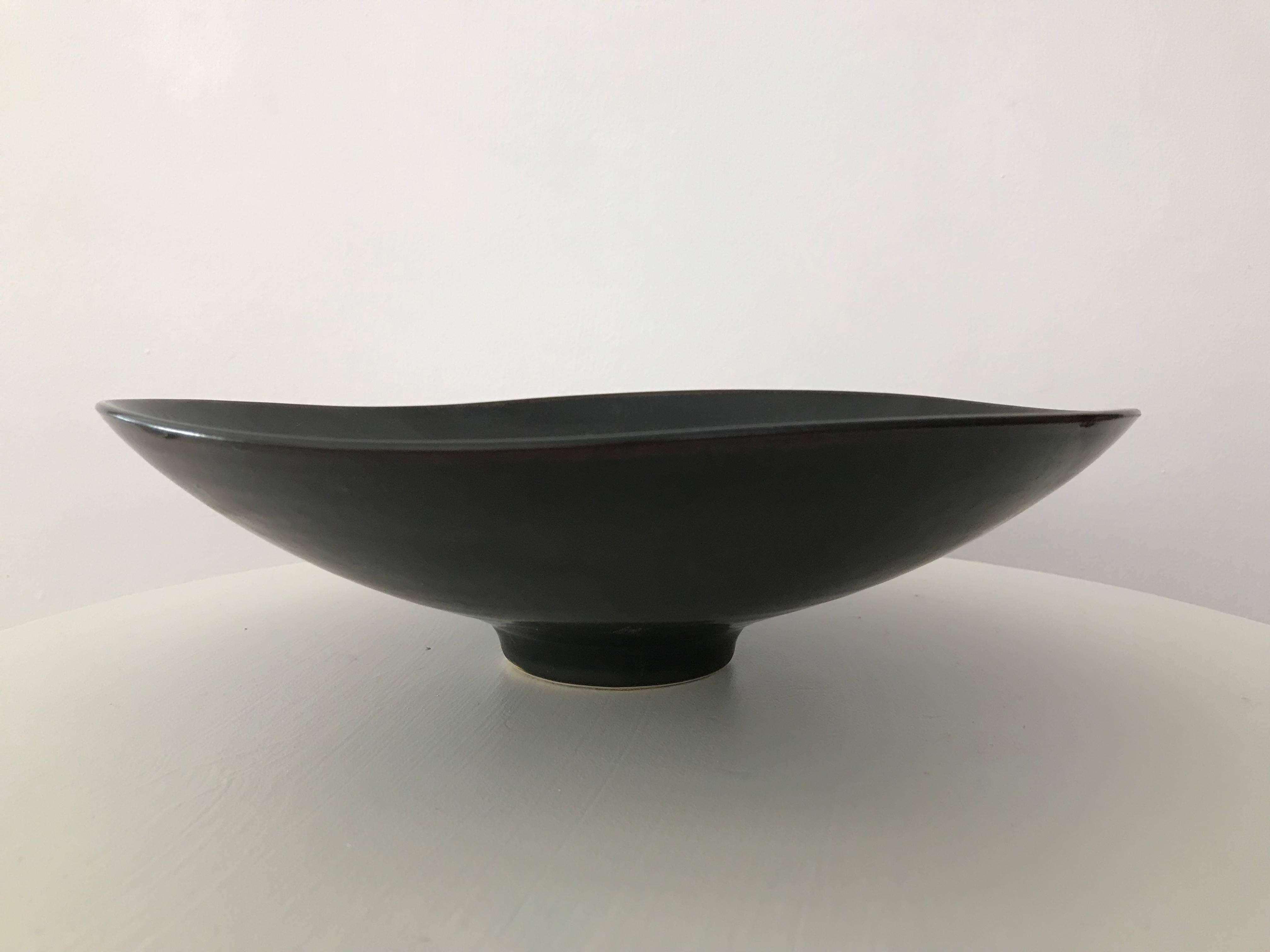 Sleek and nicely executed black haresfur glazed biomorphic footed bowl, designed by Carl Harry Stålhane for Rörstrand, Sweden, circa 1960s. Some minor abrasions/marks underneath as seen in the pictures - but no chips or cracks. Presents