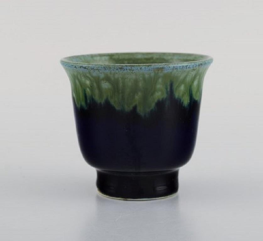Carl Harry Stålhane (1920-1990) for Designhuset. Small vase in glazed ceramics. 
Beautiful glaze in shades of green and blue, 1970s.
Measures: 8 x 7.5 cm.
In excellent condition.
Signed.