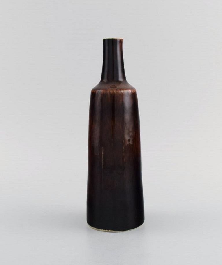 Carl Harry Stålhane (1920-1990) for Rörstrand. 
Bottle-shaped vase in glazed ceramics. Beautiful glaze in reddish brown shades. 
Mid-20th century.
Measures: 22.5 x 7.5 cm.
In excellent condition.
Signed.
1st factory quality.