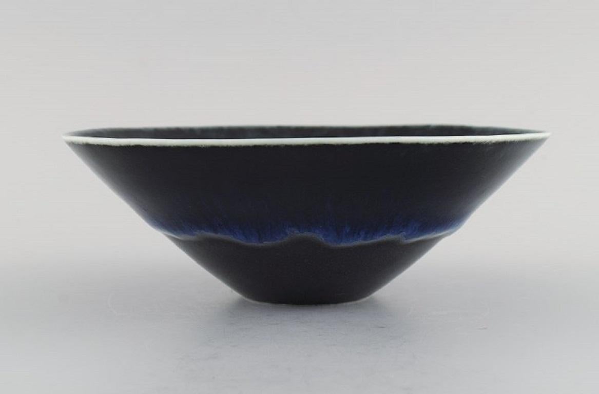 Carl Harry Stålhane (1920-1990) for Rörstrand. 
Bowl in glazed ceramics. Beautiful glaze in deep blue shades. Mid-20th century.
Measures: 17.7 x 6 cm.
In excellent condition.
Stamped.
2nd factory quality.