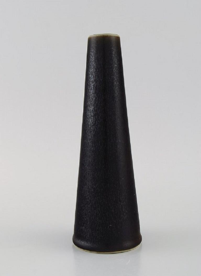 Carl Harry Stålhane (1920-1990) for Rörstrand. Cone-shaped vase in glazed ceramics. Beautiful speckled glaze in dark and metallic shades. 
Mid-20th century.
Measures: 21 x 7.5 cm.
In excellent condition.
Stamped.
1st factory quality.