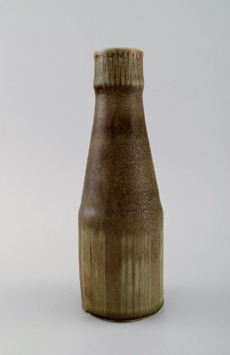 Carl Harry Stålhane (1920-1990) für Rörstrand. 
Vase aus glasierter Keramik. Schöne Glasur in Braun- und hellen Erdtönen. 1960s.
Maße: 23.7 x 8,5 cm.
In ausgezeichnetem Zustand.
Gestempelt.
1. Fabrikqualität.