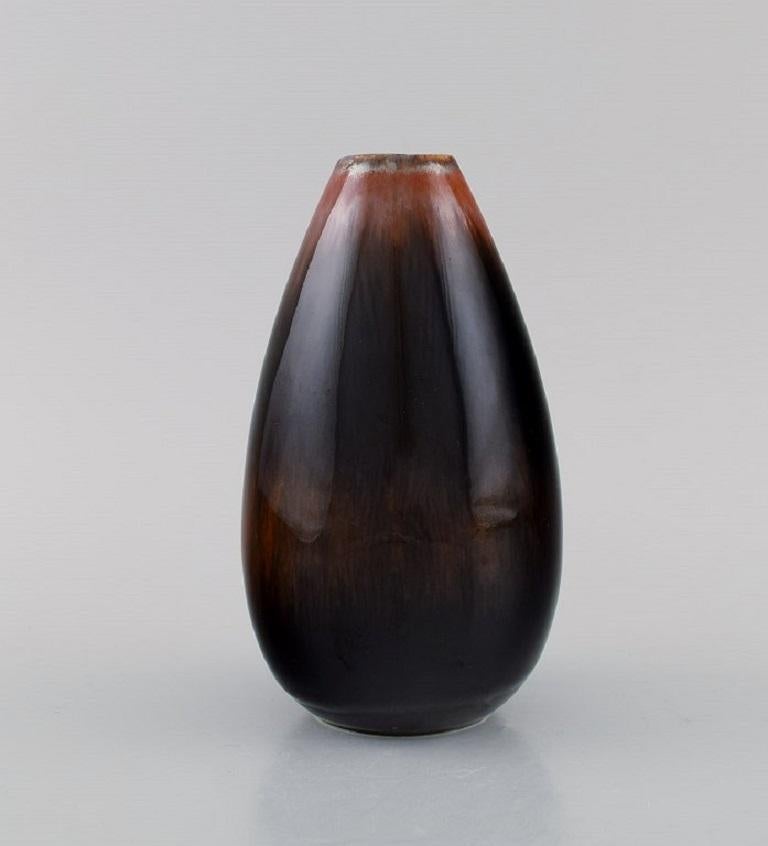 Carl Harry Stålhane (1920-1990) per Rörstrand. 
Vaso in ceramica smaltata. Bellissimo smalto metallico in tonalità marrone-rossa. 
Metà del XX secolo.
Misure: 16,2 x 9,5 cm.
In ottime condizioni.
Timbrato.
Prima qualità di fabbrica.