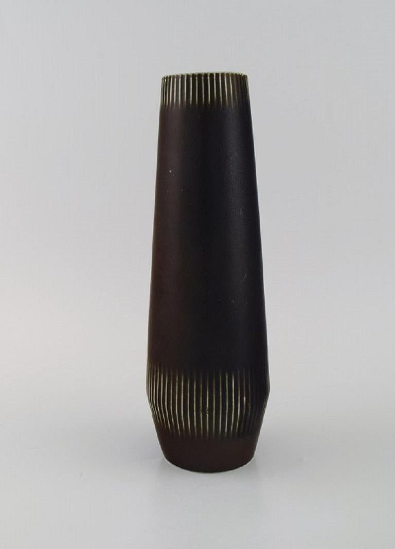 Carl Harry Stålhane (1920-1990) for Rörstrand. Vase in glazed ceramics with vertically incised pattern. Beautiful glaze in deep eggplant shades. Mid 20th century.
Measures: 27 x 9.5 cm.
In excellent condition.
Stamped.
1st factory quality.