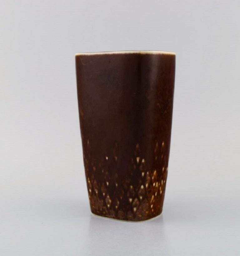 Carl Harry Stålhane (1920-1990) for Rörstrand. 
Vase in glazed ceramics with a checkered design. 
Beautiful glaze in brown shades. Mid-20th century.
Measures: 17.5 x 8 cm.
In excellent condition.
Stamped.
2nd factory quality.